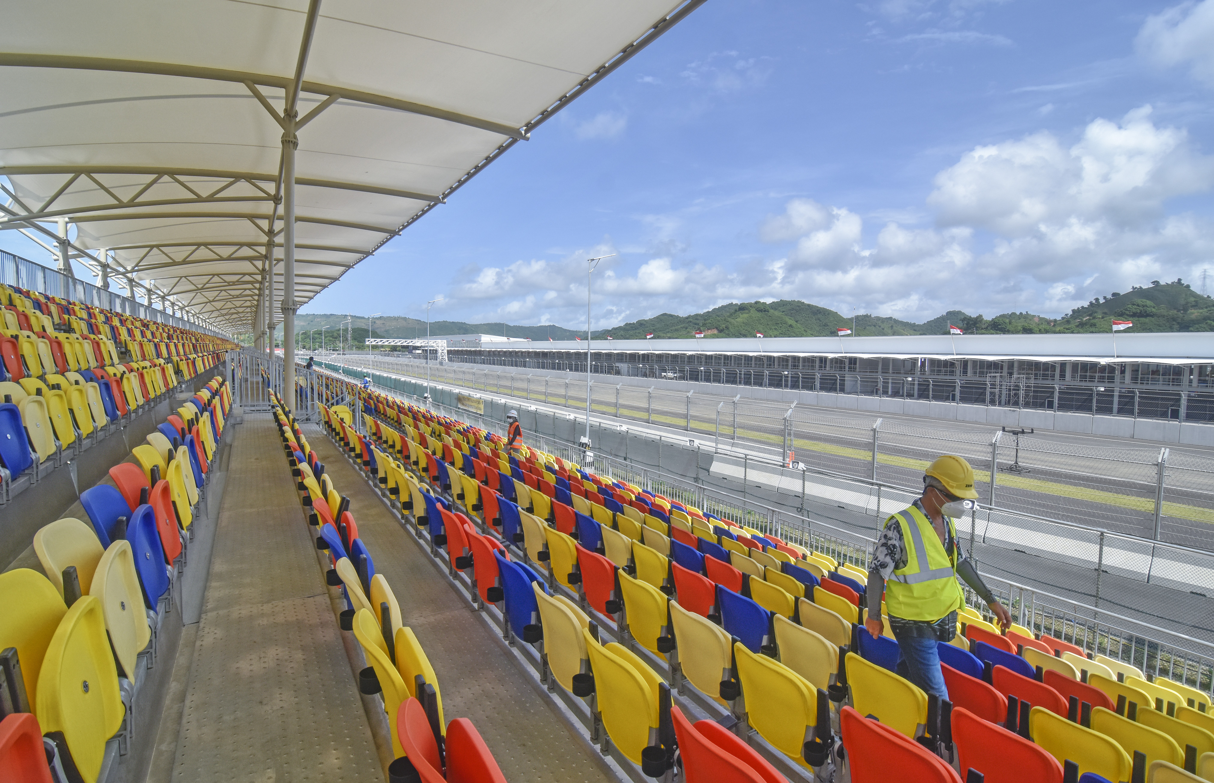 Pekerja mengerjakan grandstand Sirkuit Mandalika