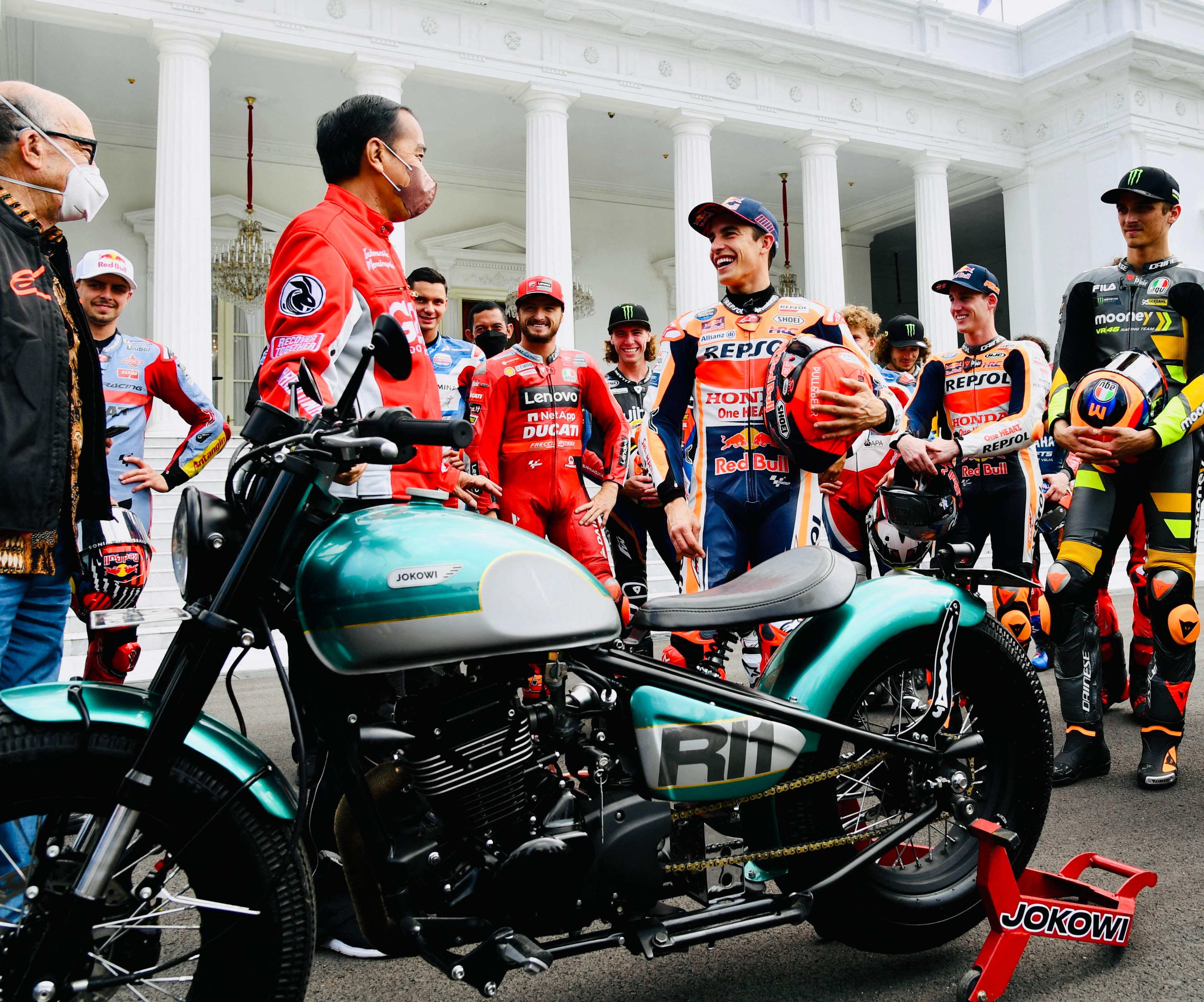 Presiden Joko Widodo berbincang dengan pembalap Moto GP di Istana Merdeka, Jakarta, kemarin.