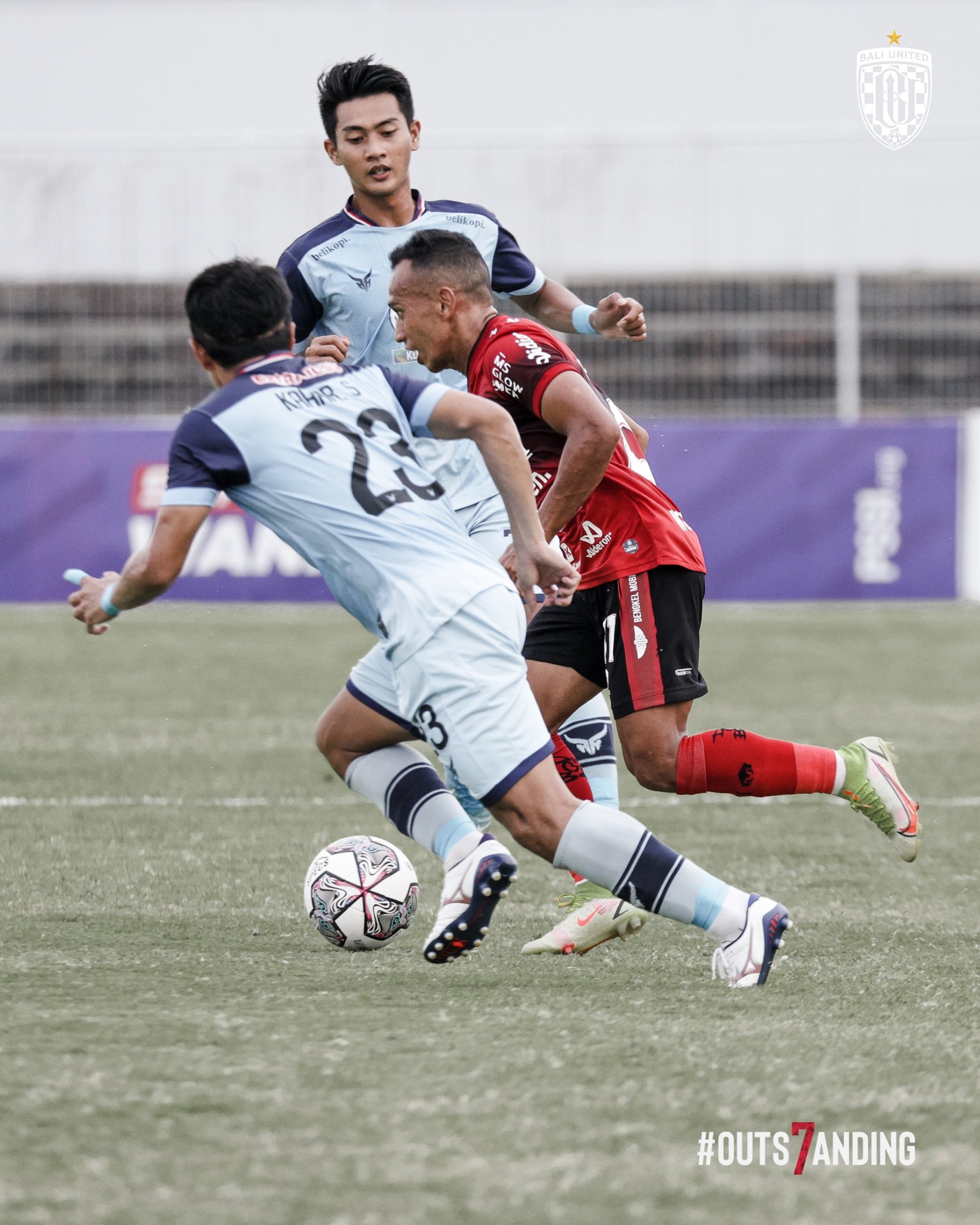 Laga Bali United versus Persela