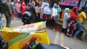 Antrean warga membeli minyak goreng