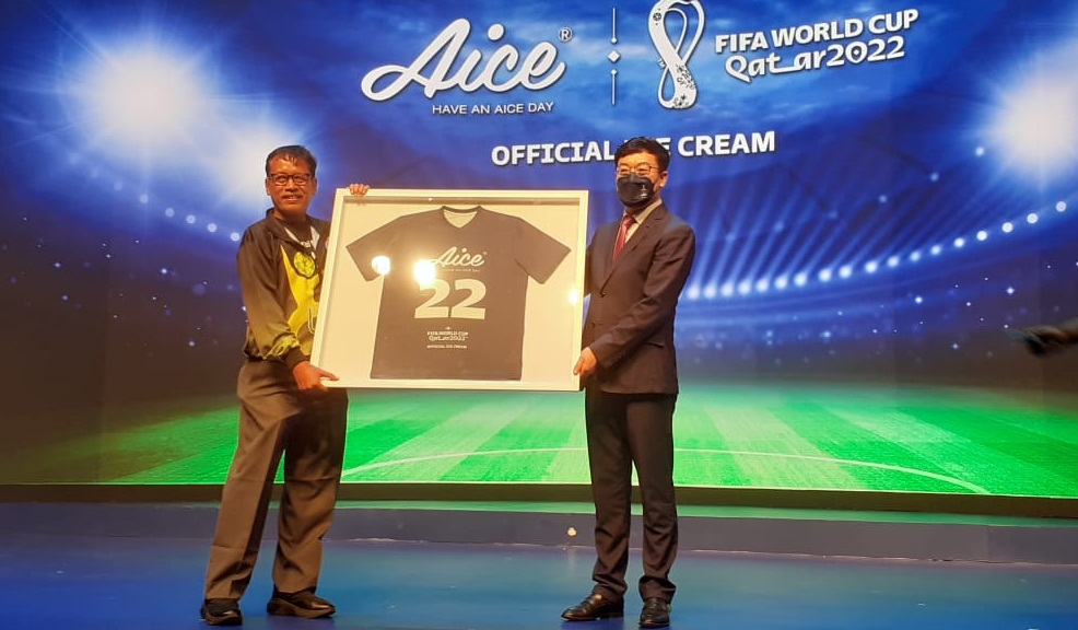 CEO Aice group Jack Wang  (kanan) acara launching Aice sebagai Es Krim Resmi Piala Dunia Qatar 2022 di Jakarta, Selasa (15/3).