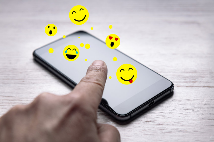 Penelitian menyimpulkan pemakaian emoji dalam percakapan bisa memengaruhi persepsi terhadap kewibawaan. 