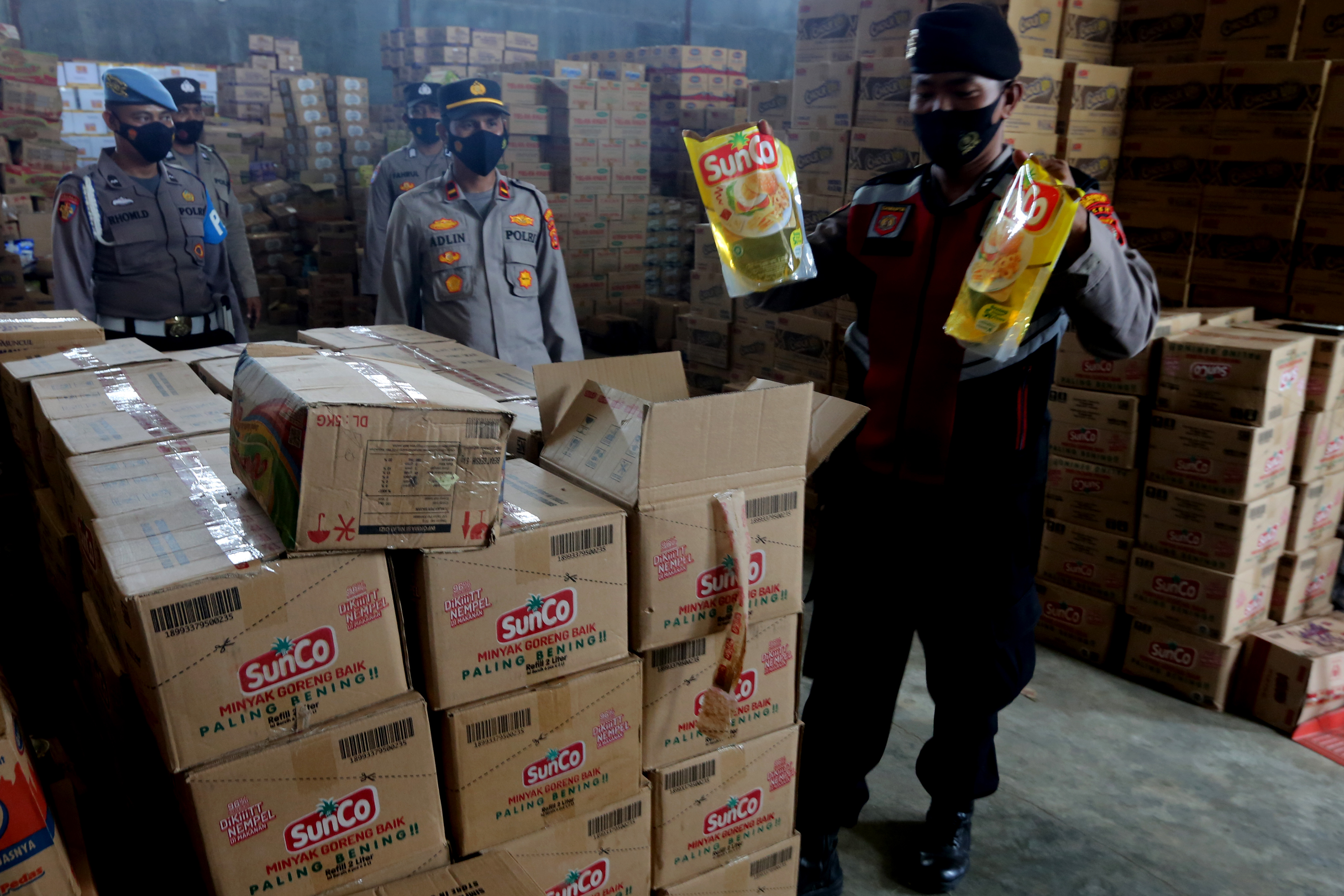 Personel Kepolisian Polda Aceh melakukan sidak ketersediaan minyak goreng kemasan di salah satu gudang minyak goreng kemasan di Banda Aceh.