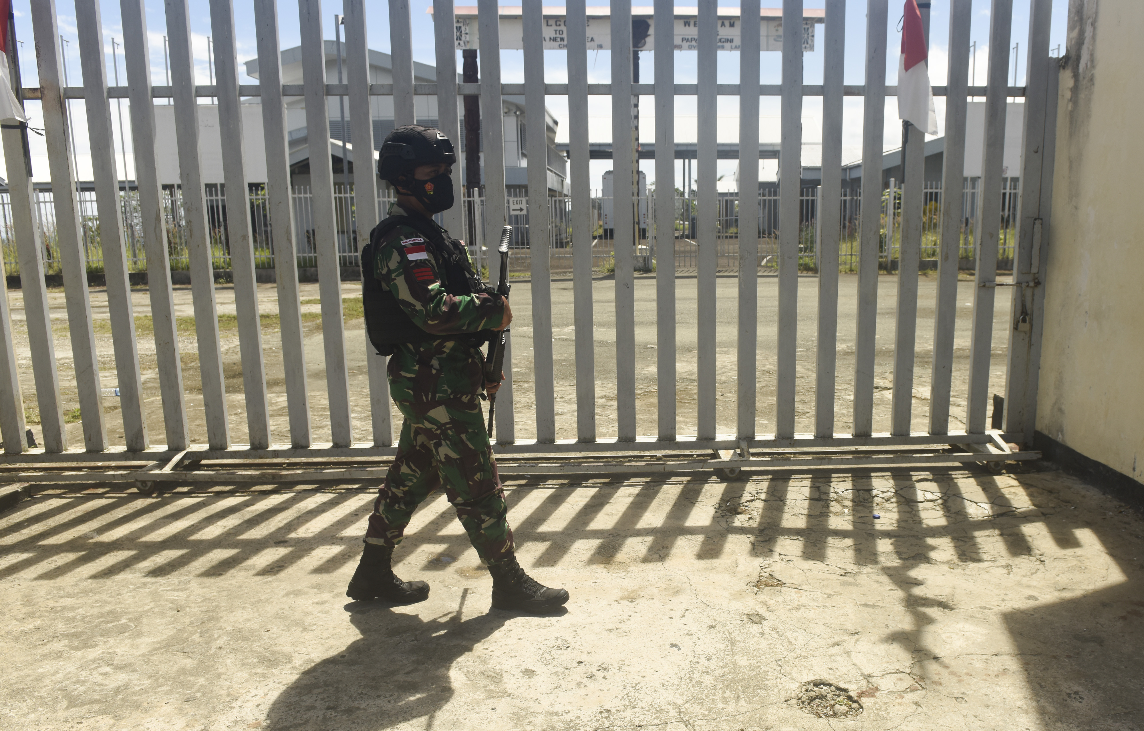 Petugas keamanan berjaga di dekat pintu pos perbatasan RI-Papua Nugini.