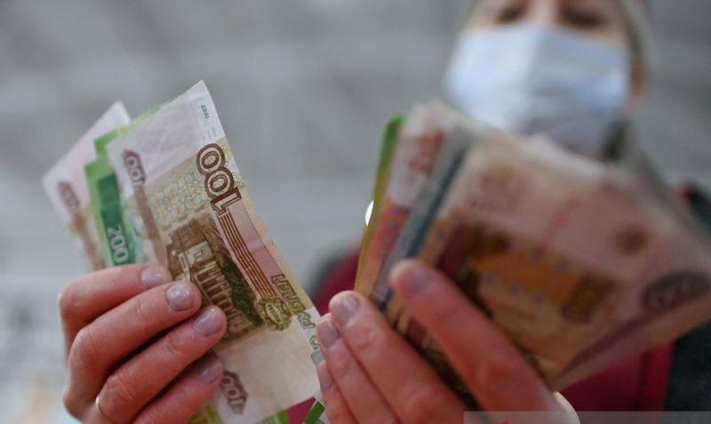 Nilai tukar Rubel atas dolar dan Euro merosot di tengah sanksi yang dijatuhkan barat atas operasi khusus Rusia ke Ukraina.
