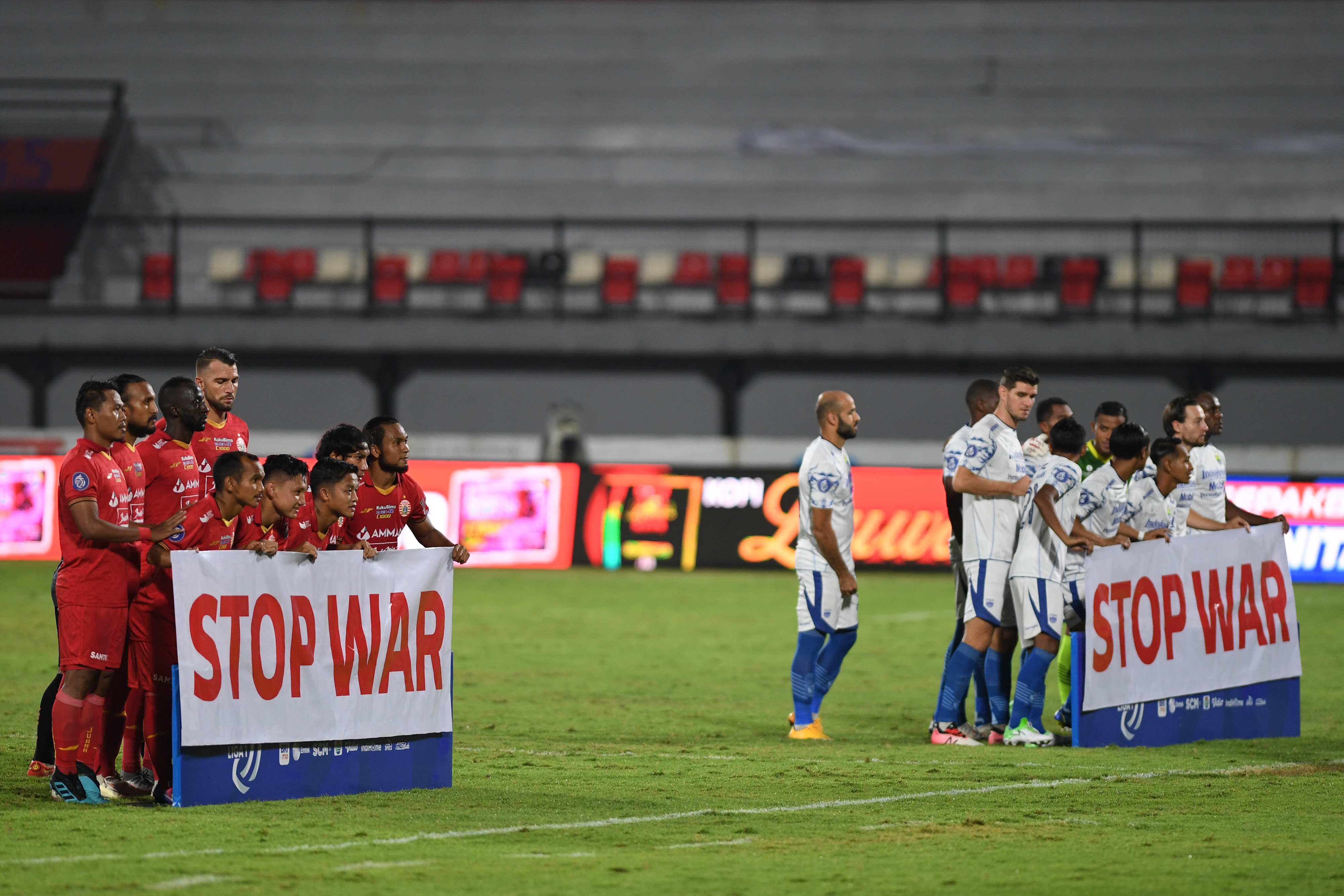 Pertandingan Persija Jakarta dan Persib Bandung dalam lanjutan Liga 1 di Stadion I Wayan Dipta, Gianyar, Bali.