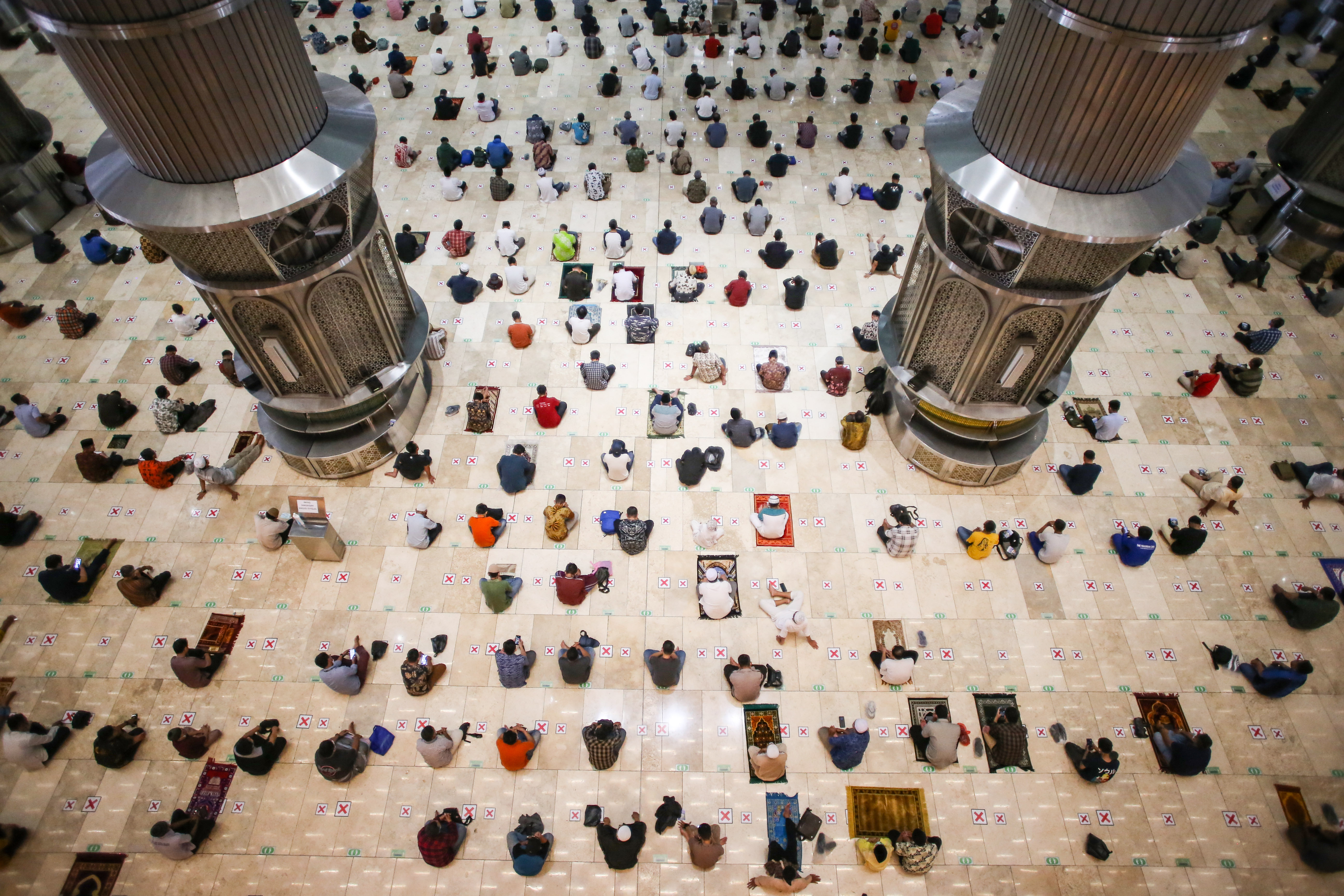 Jamaah melaksanakan ibadah Salat Jumat di Masjid Istiqlal, Jakarta, Jumat (11/2/2022). 