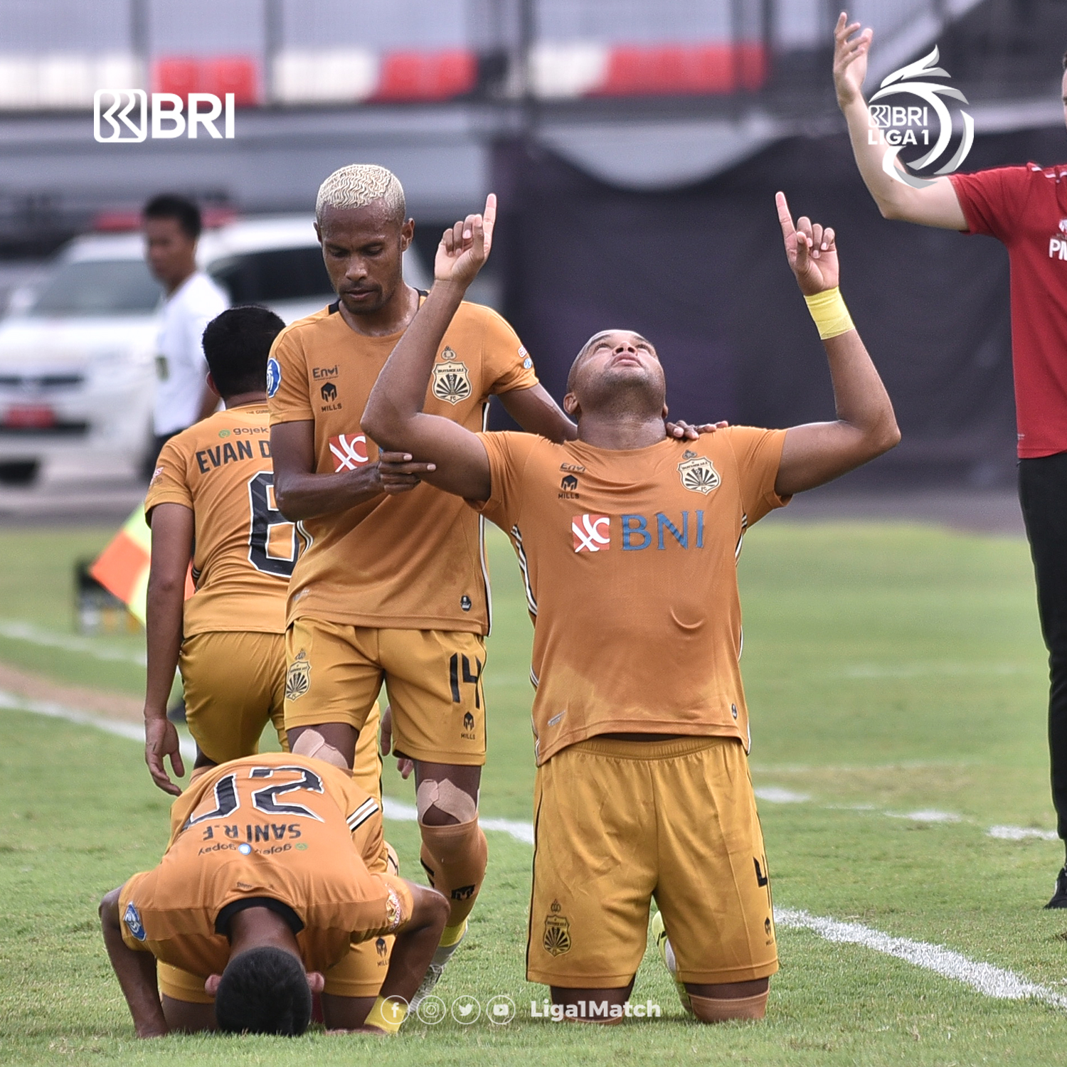 Anderson Salles merayakan gol ke gawang Persita