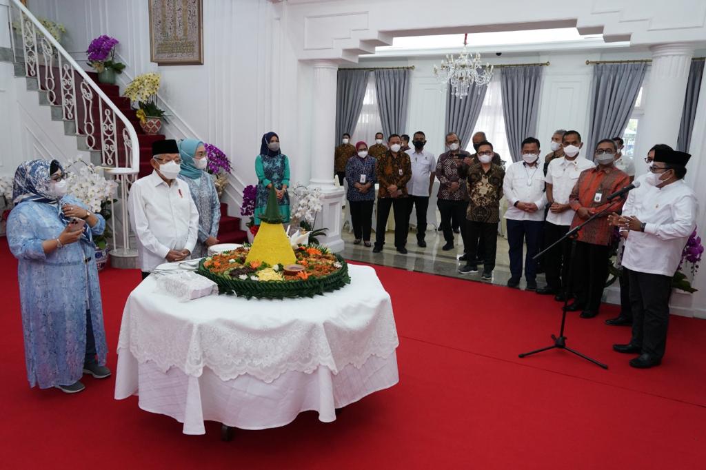 Perayaan sederhana dengan pemotongan nasi tumpeng digelar staf Wapres di Kediaman Wakil Presiden di Menteng, Jakarta Pusat, pagi tadi.