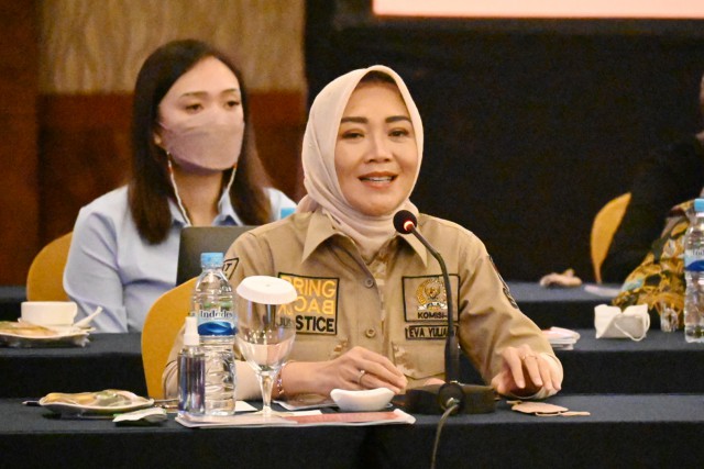 Anggota Komisi III DPR RI Eva Yuliana saat mengikuti pertemuan Tim Kunjungan Kerja Reses Komisi III DPR RI di Medan, Sumut. 