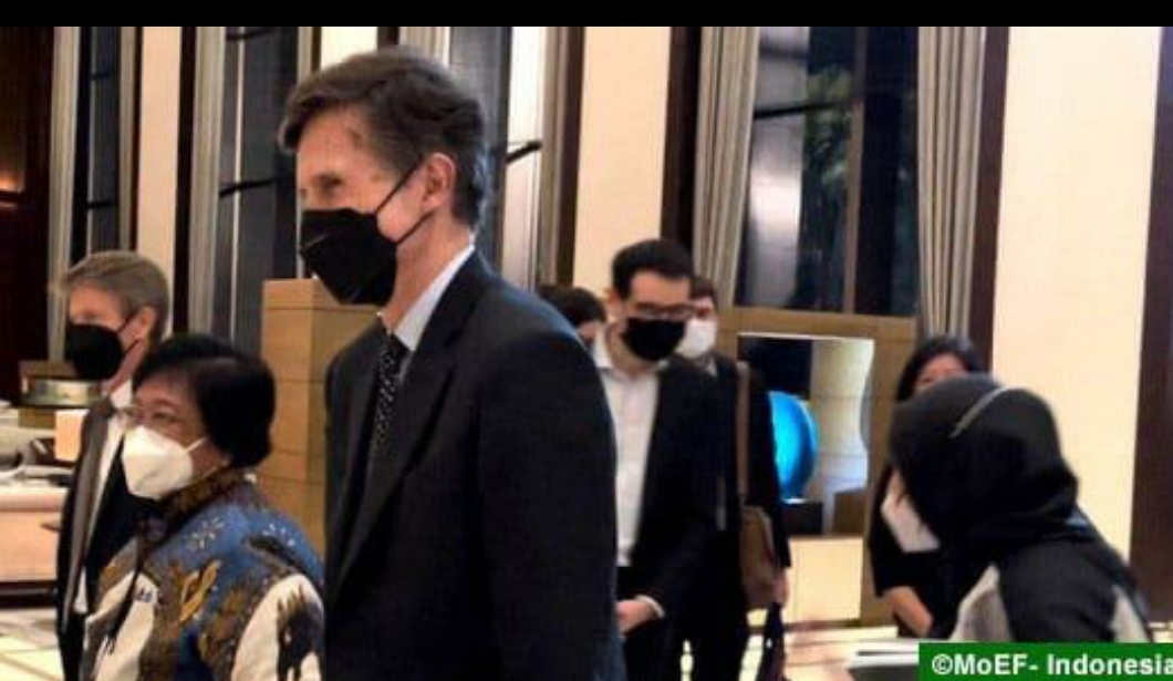 Menter LHK RI Siti Nurbaya (kedua dari kiri) bersama dengan Delegasi Utusan Khusus Presiden AS untuk Iklim.