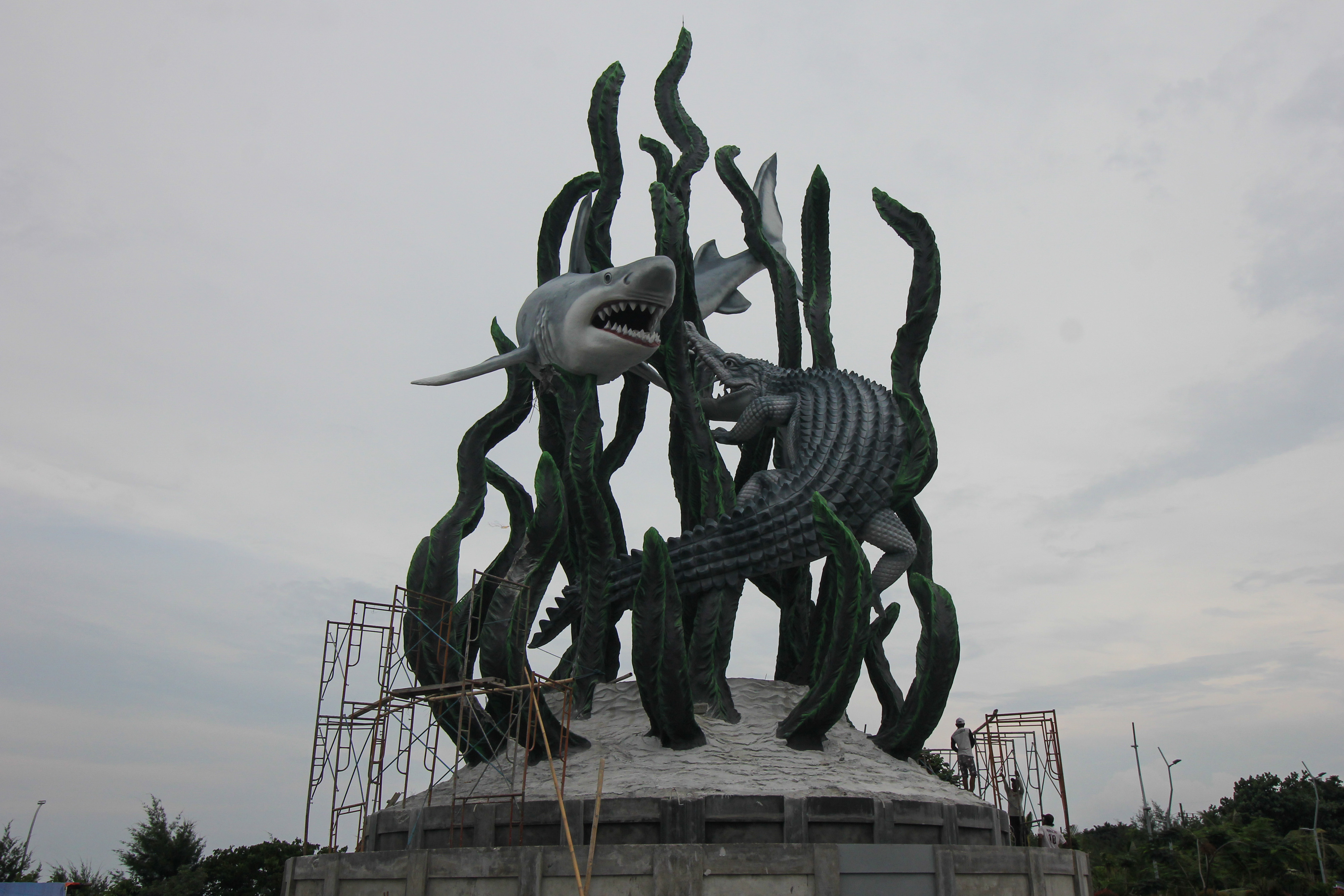 Pekerja menyelesaikan pembangunan patung Suro dan Boyo di Taman Surabaya, Surabaya, Jawa Timur.