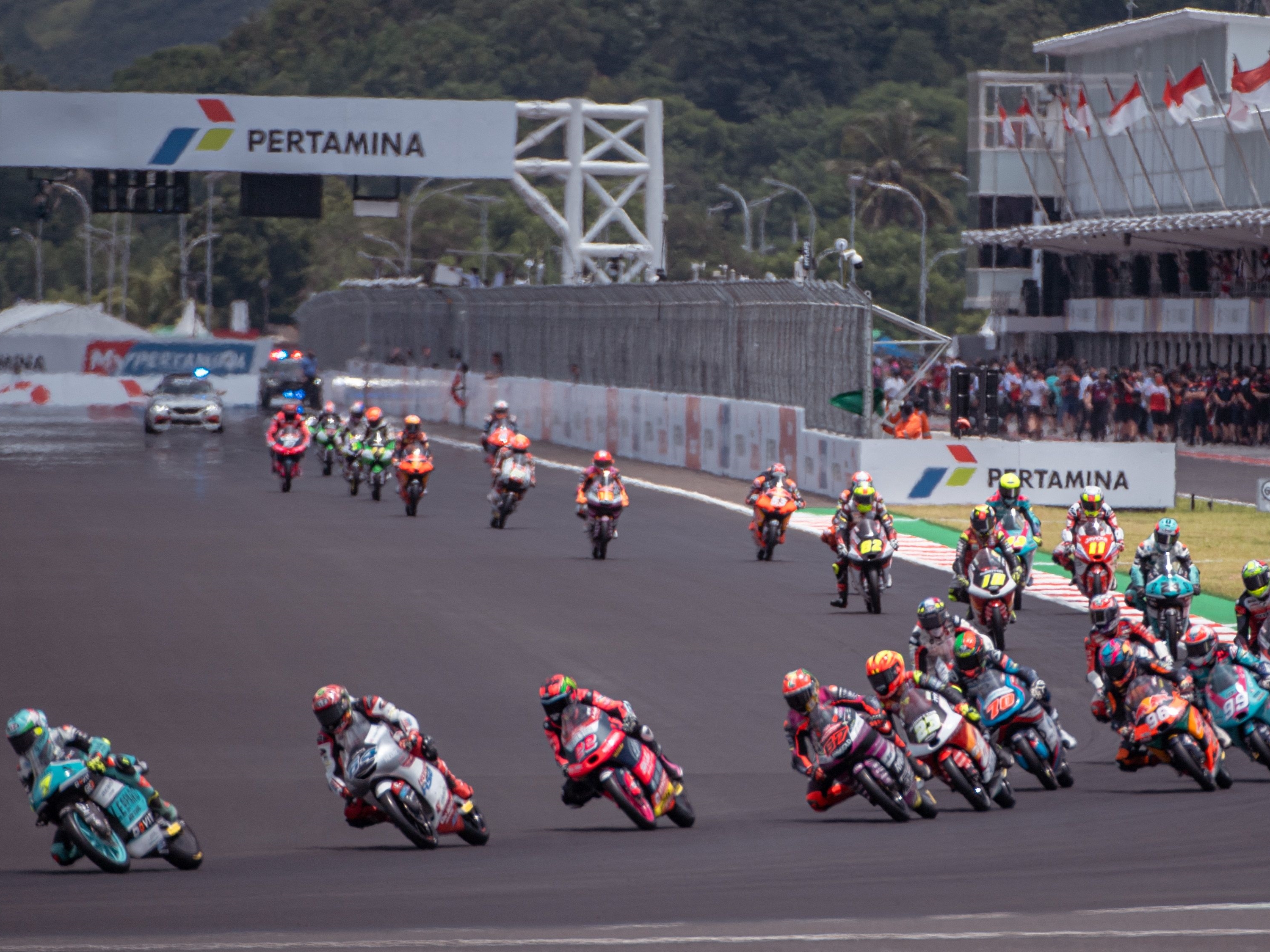 Para pebalap berkompetisi saat balapan Grand Prix Moto3 Indonesia di Sirkuit Internasional Mandalika di Kuta Mandalika di Lombok Tengah.