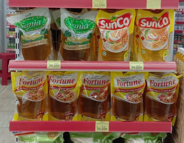 Minyak Goreng di salah satu toko di Kabupaten Sikka, Nusa Tenggara Timur.