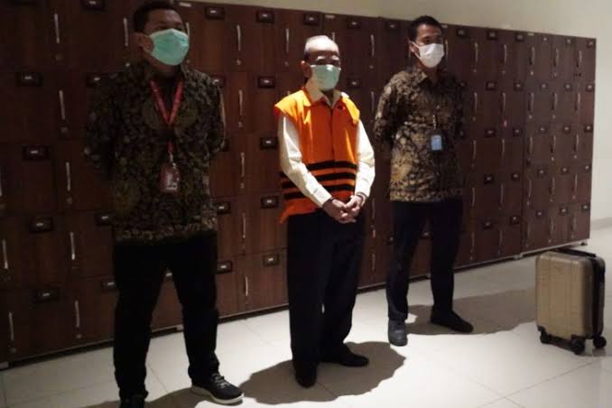 Annas Maamun (tengah)