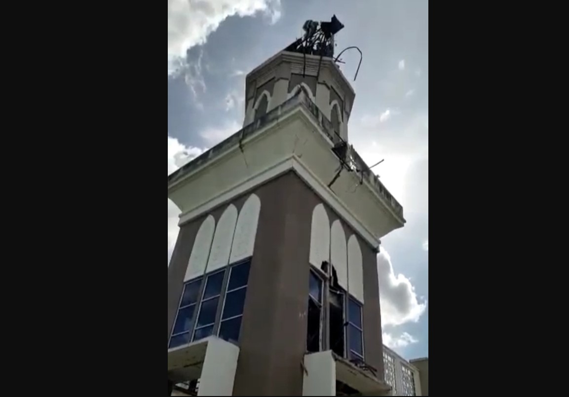 Menara Masjid di Tasikmalaya Roboh Menimpa Warung dan Sepeda Motor