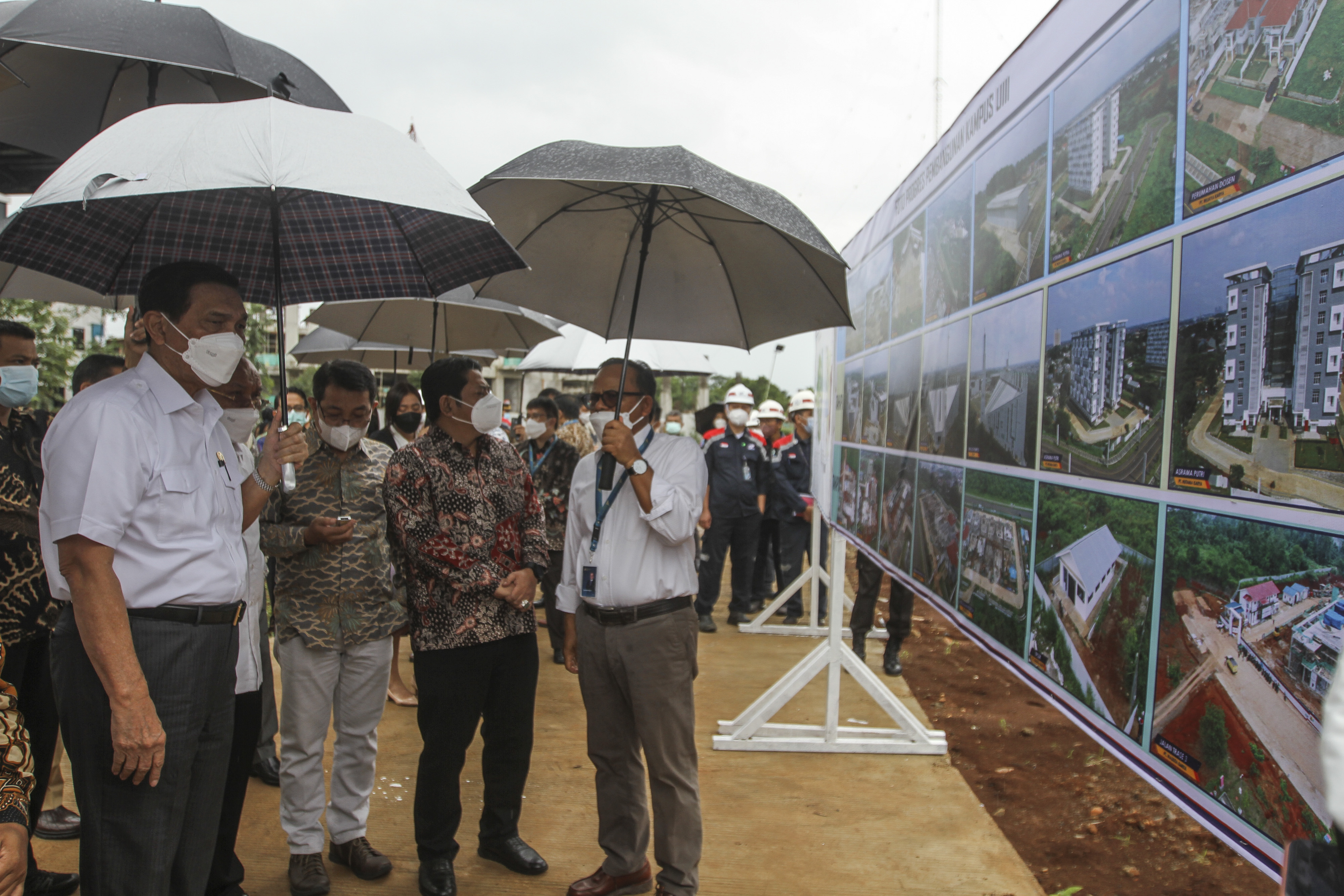 Menko Marves Luhut B Pandjaitan (kiri) melihat foto progres pembangunan Kampus UIII di Cimanggis, Depok, Jawa Barat, Kamis (20/1/20222).