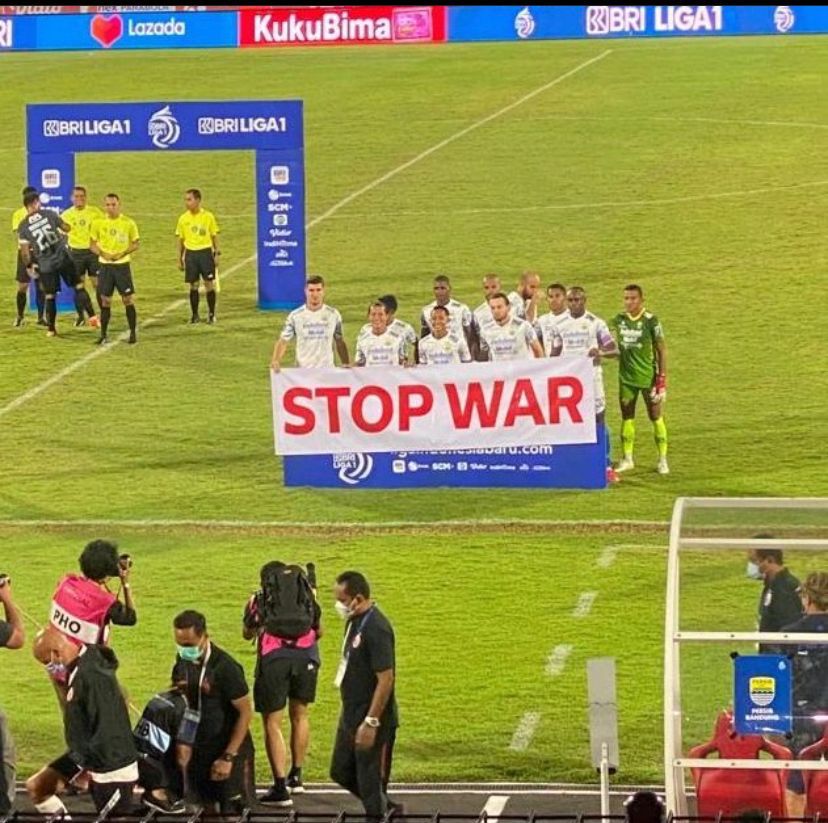 Pemain Persib membentangkan spanduk setop perang sesuai laga melawan Persija