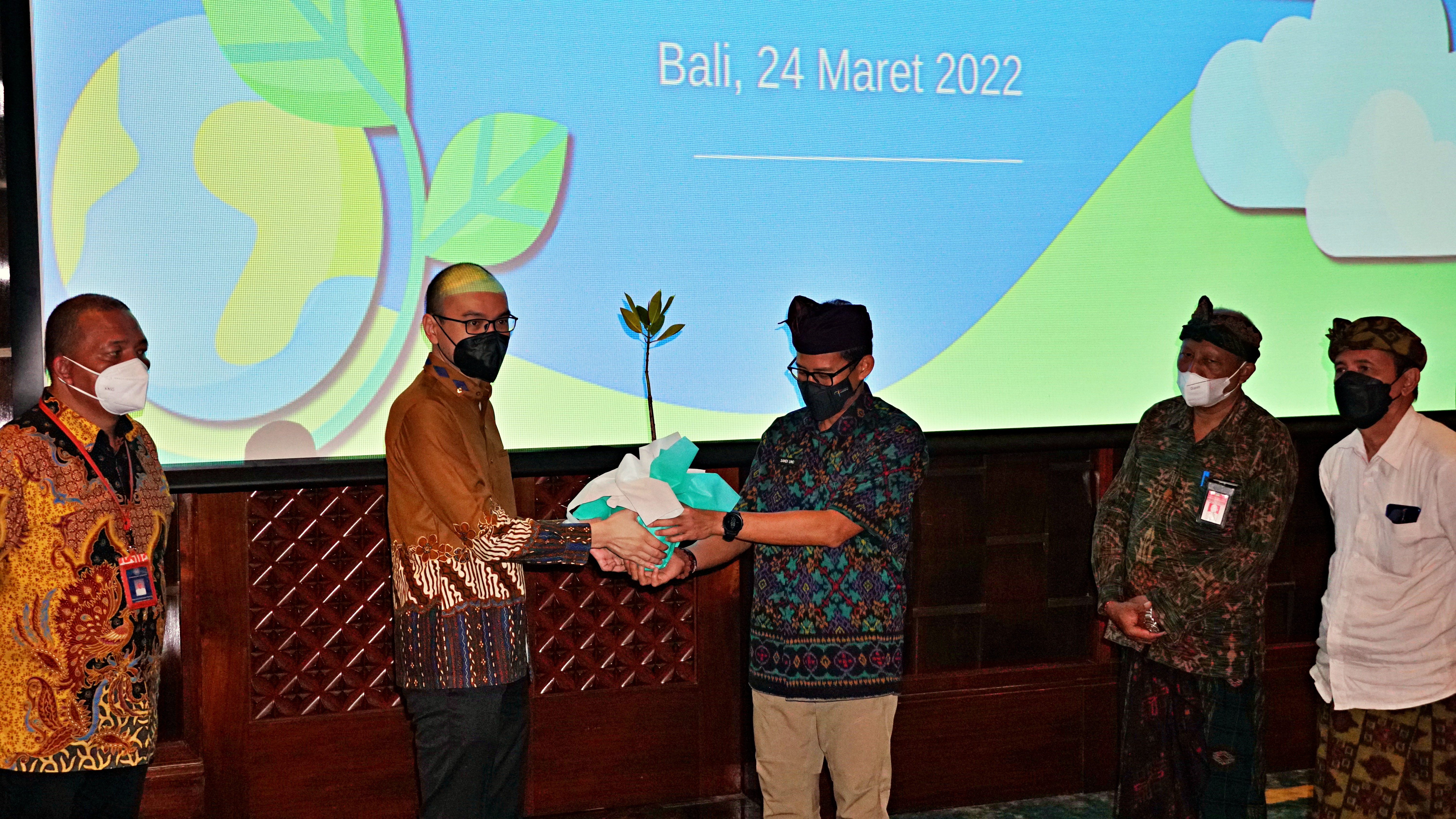 Penyerahan secara simbolis bibit tanaman mangrove dari Albert, Co-Founder Traveloka, kepada Menparekraf Sandiaga Uno. 