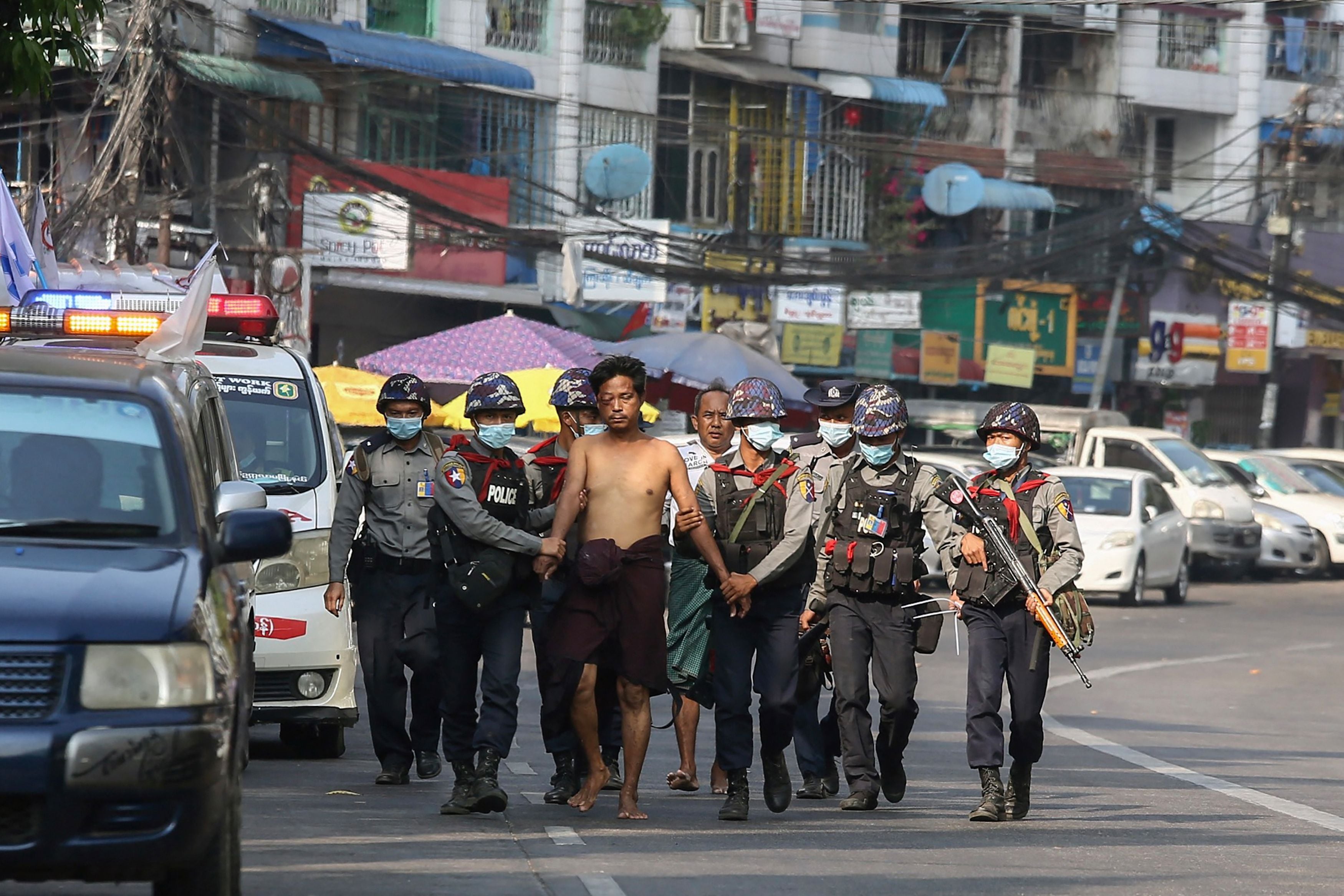 Aparat keamanan Myanmar menangkap seorang demonstran antikudeta militer di Kota Yangon, Myanmar, Selasa (1/2/2022). 
