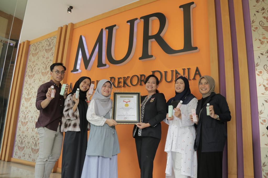 Sebagai 'Minyak Telon dengan Varian Aroma Terbanyak. Habbie meriah rekor MURI. 