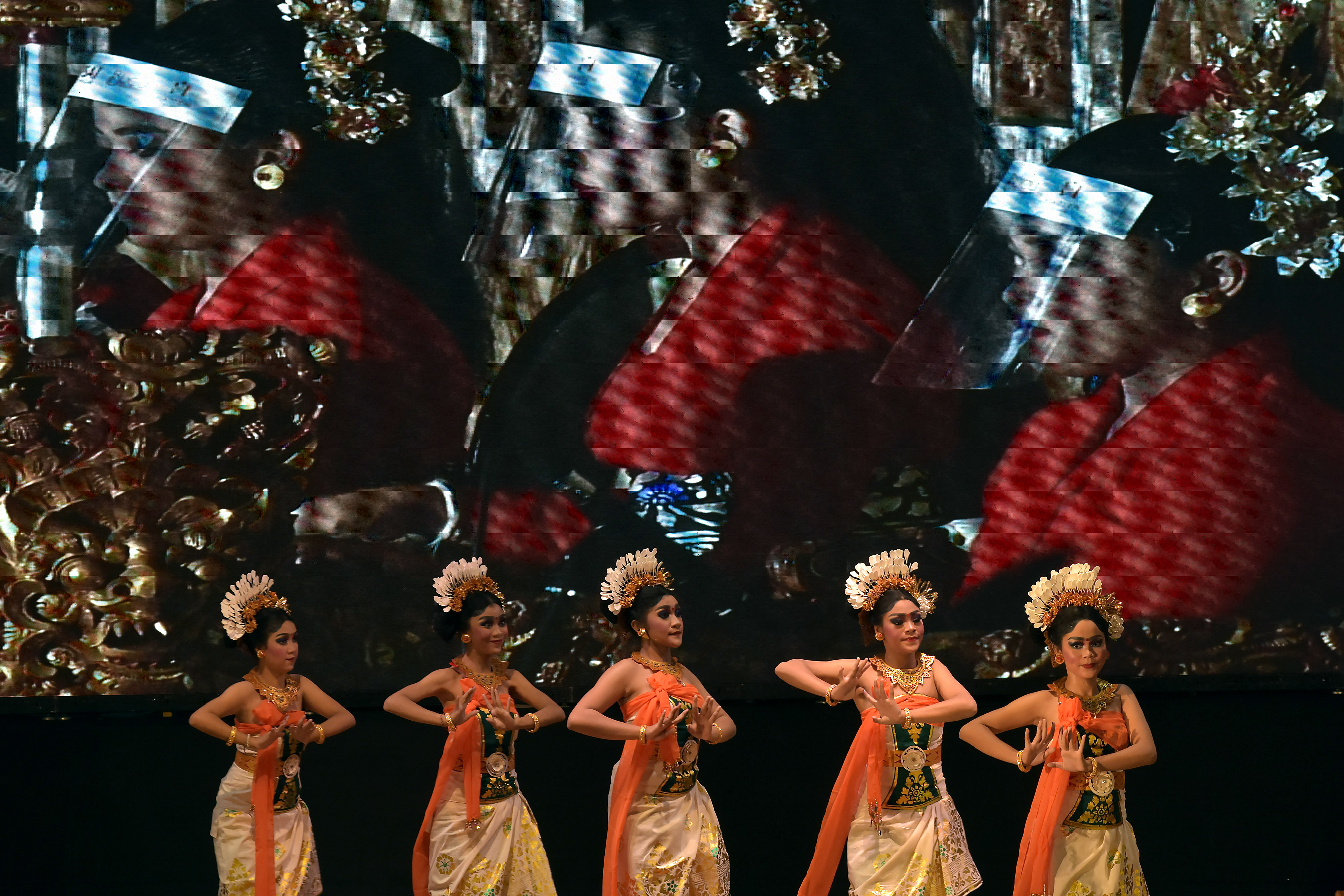 Siswa tuna rungu dari SLB Negeri 1 Badung menampilkan Tari Sekar Jempiring di Gedung Dharma Negara Alaya Denpasar, Jumat (20/11/2020).