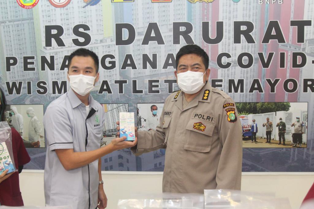 CEO PT Bintang Kencana Anugrah (Bigroot) Michael Hendra Kusuma (kanan) menyerahkan bantuan kepada RSDC Wisma Atlet, Kemayoran, Jakarta