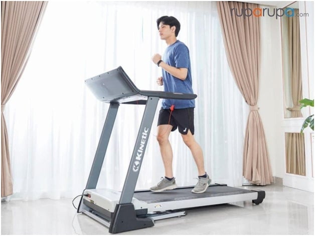 Membersihkan peralatan olahraga yang dipakai di rumah merupakan hal yang sangat penting. 