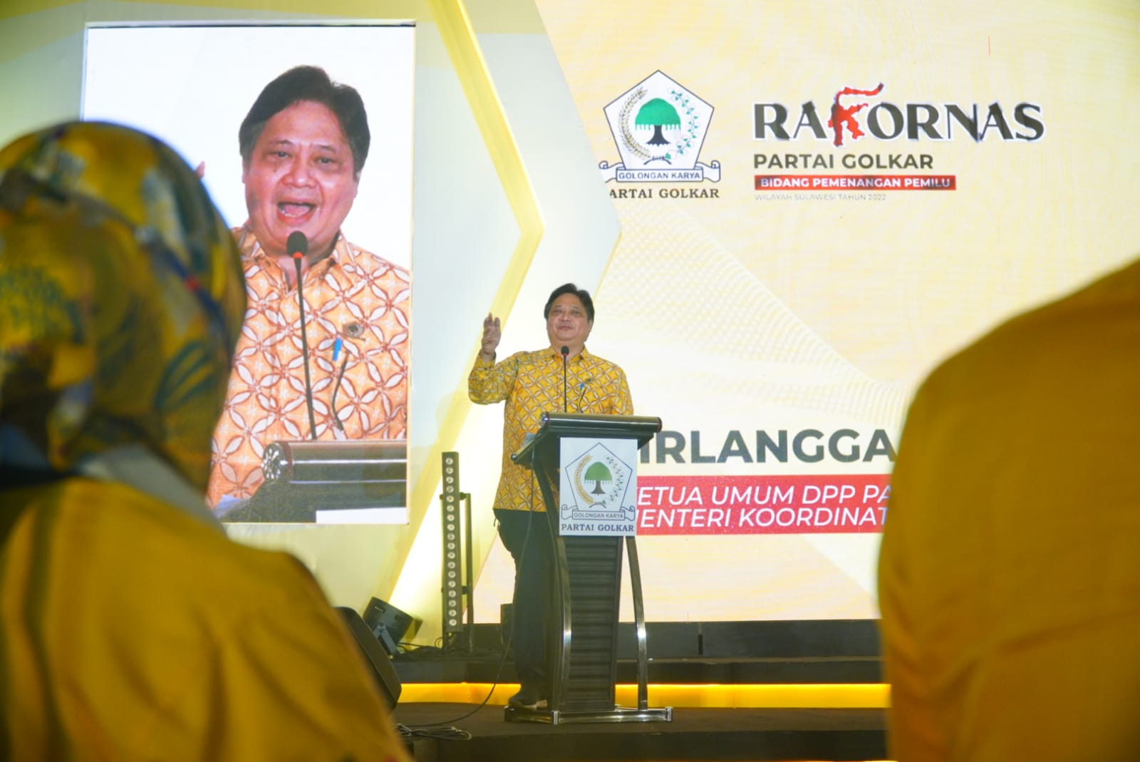 Ketua Umum Partai Golkar Airlangga Hartarto berpidato di ajang rakornas Bidang pemenangan Pemilu Se-Seulawesi