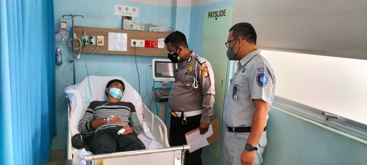 Kepala Jasa Raharja Cabang Utama Jawa Barat Dodi Apriansyah mengunjungi korban kecelakaan di Bekasi
