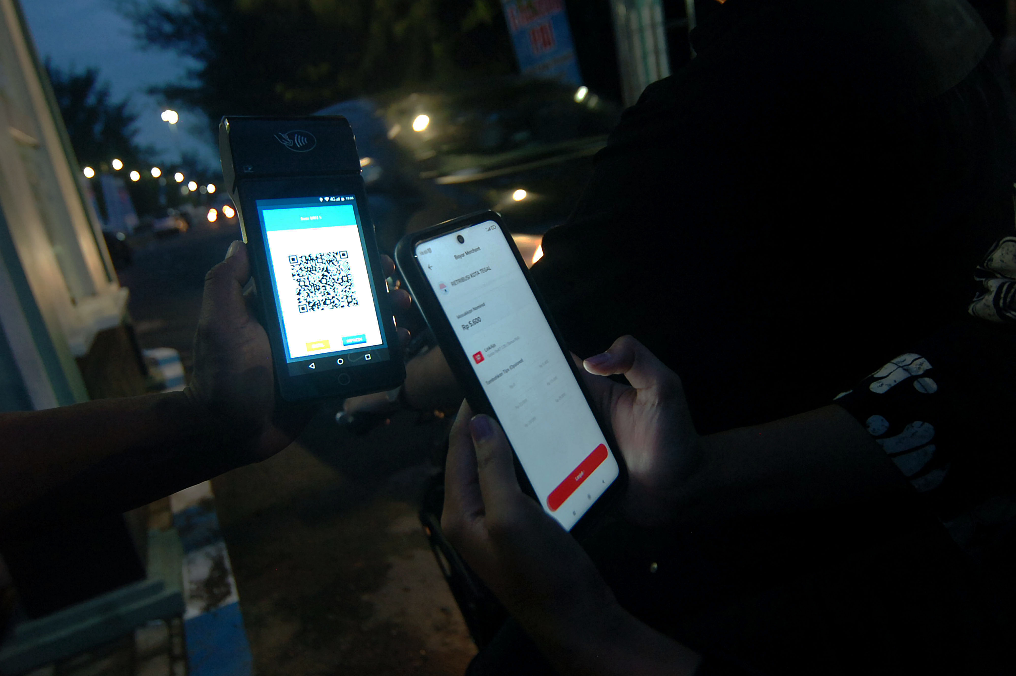 Petugas melayani pembayaran tiket elektronik dengan mengunakan QRIS.