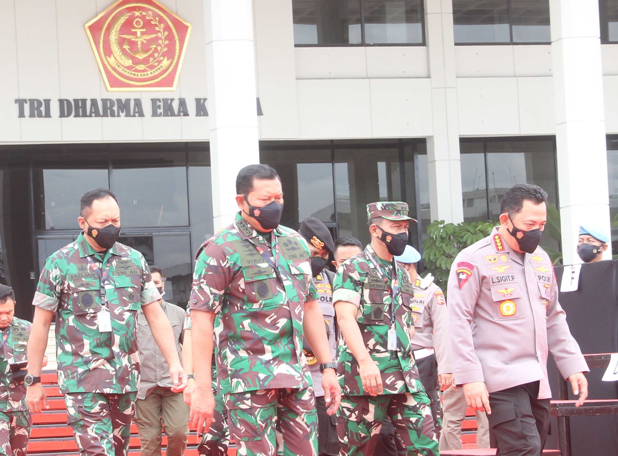 KSAL Laksamana TNI Yudo Margono (kedua kiri) Kapolri Jenderal Listyo Sigit Prabowo (kanan) dan KSAU  Marsekal TNI Fadjar Prasetyo (kiri).