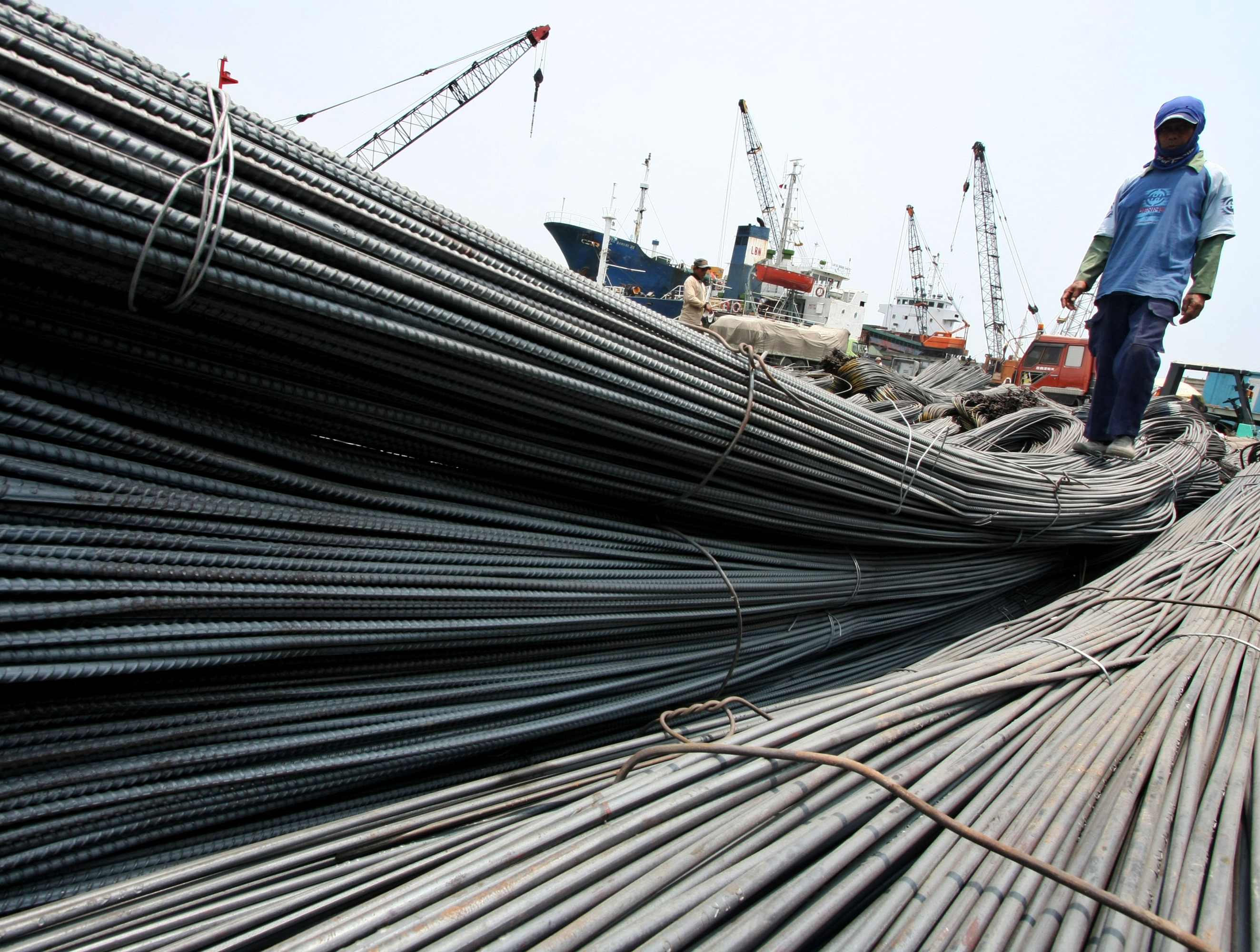 Besi dan baja Impor baru turun dari kapal.