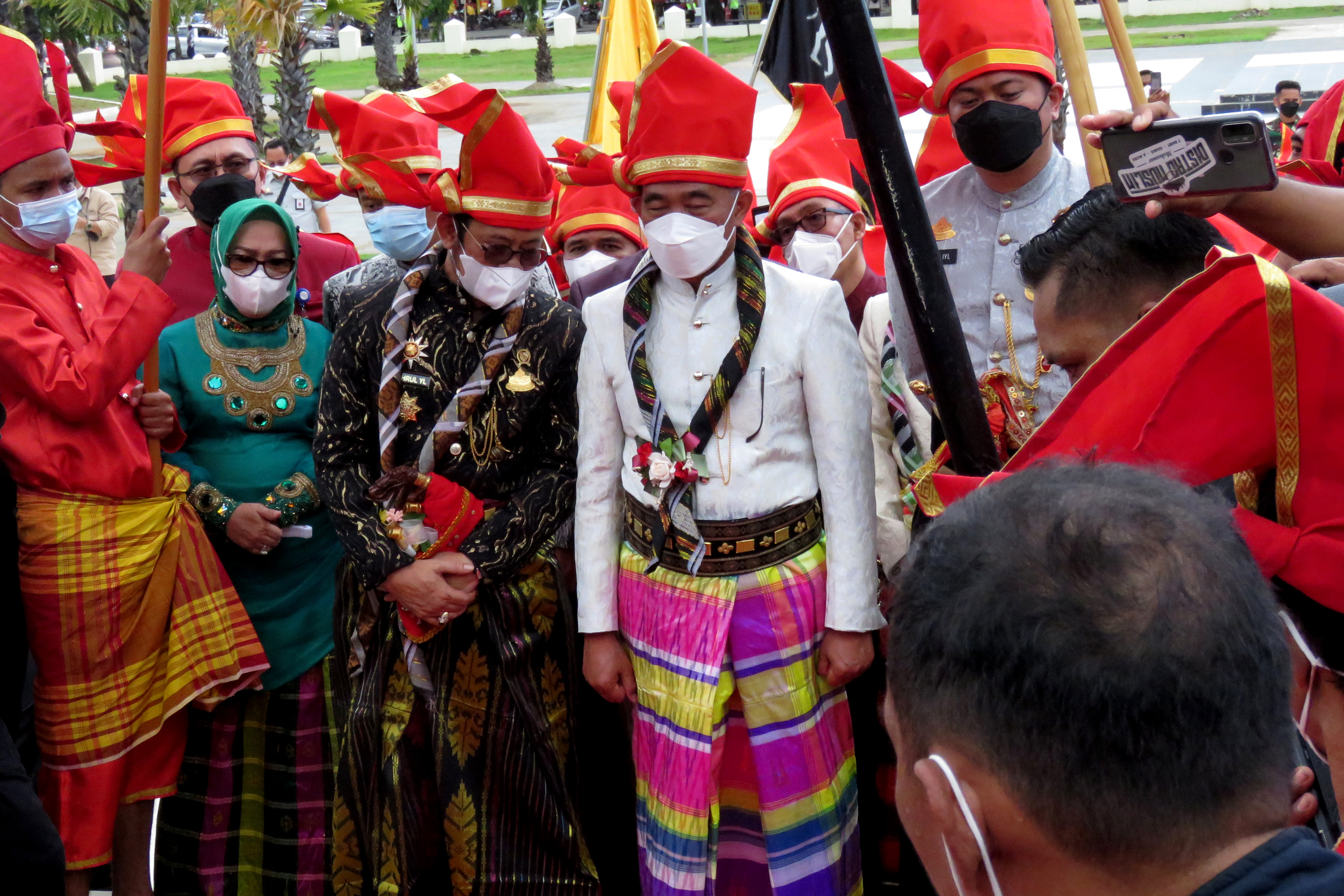 Menko PMK Muhajir Effendy (tengah) dan Mentan Syahrul Yasin Limpo (ketiga kiri) saat upacara adat di Istana Balla Lompoa, Gowa, Sulsel. 