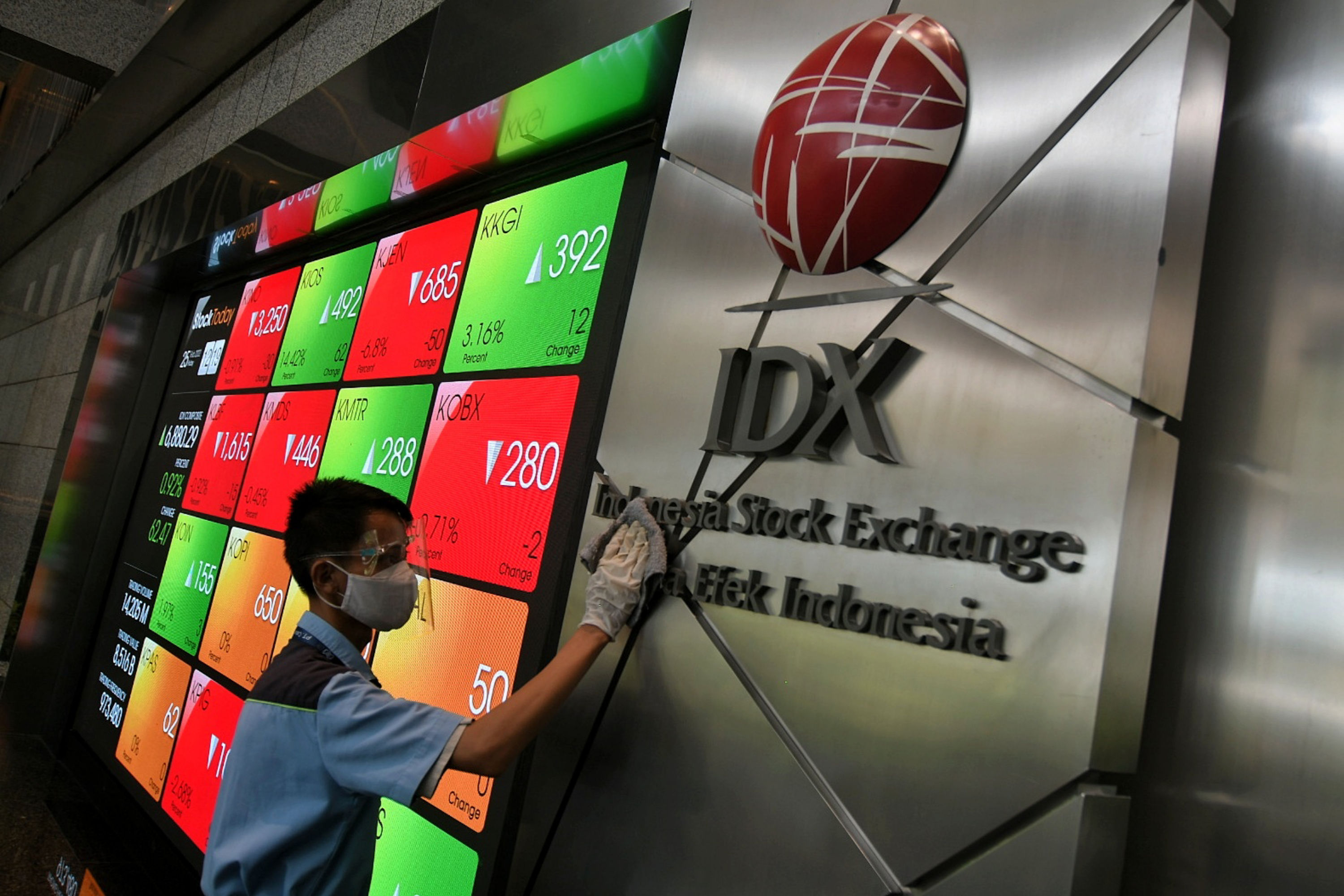 Petugas membersihkan area gedung Bursa Efek Indonesia di Jakarta. 