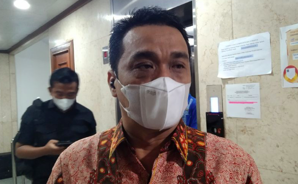 Wakil Gubernur DKI Jakarta Ahmad Riza Patria ketika diwawancarai awak media di Balai Kota Jakarta, Jumat, (11/3/2022).