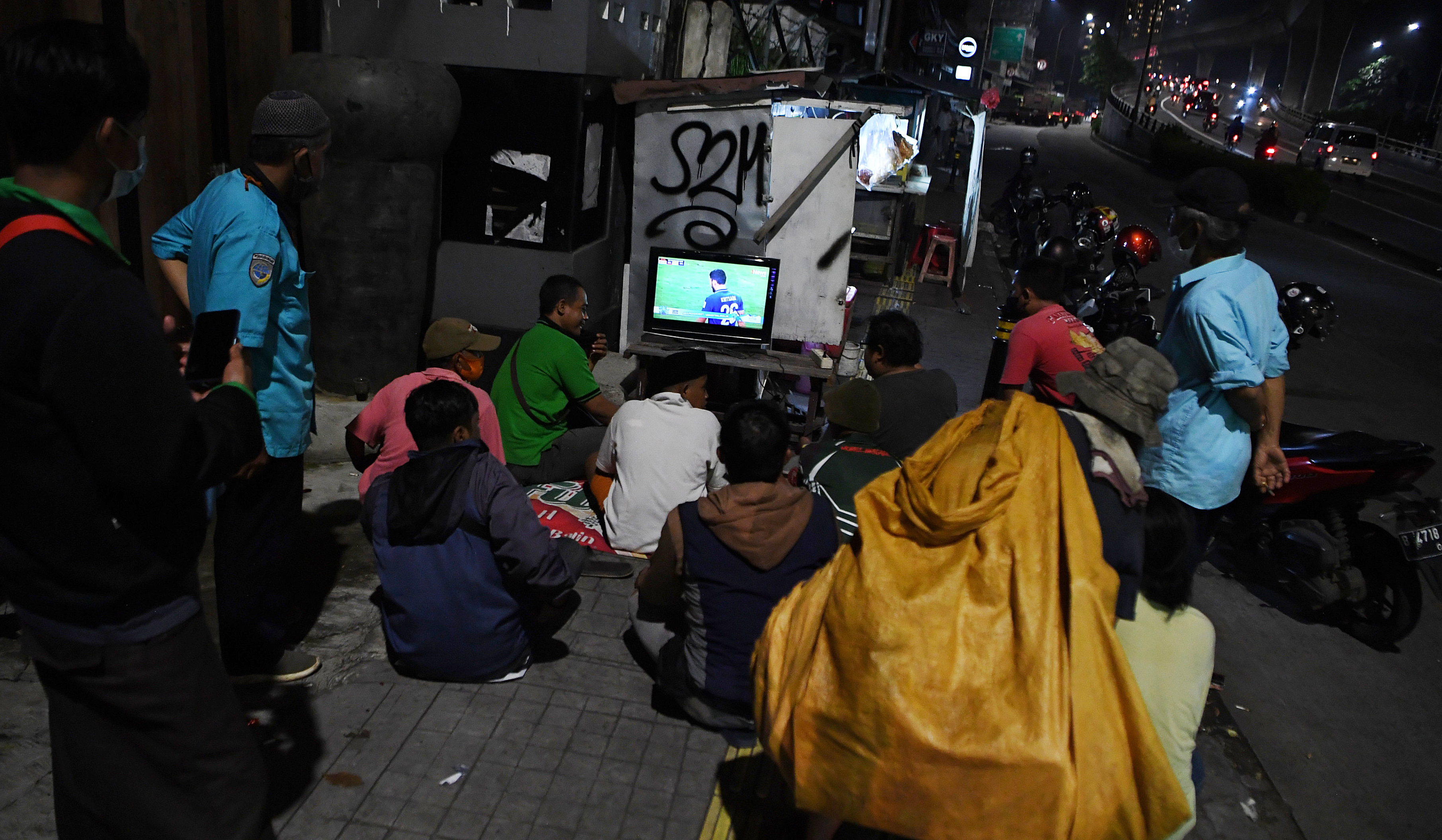 Warga menonton siaran olahraga bareng di televisi