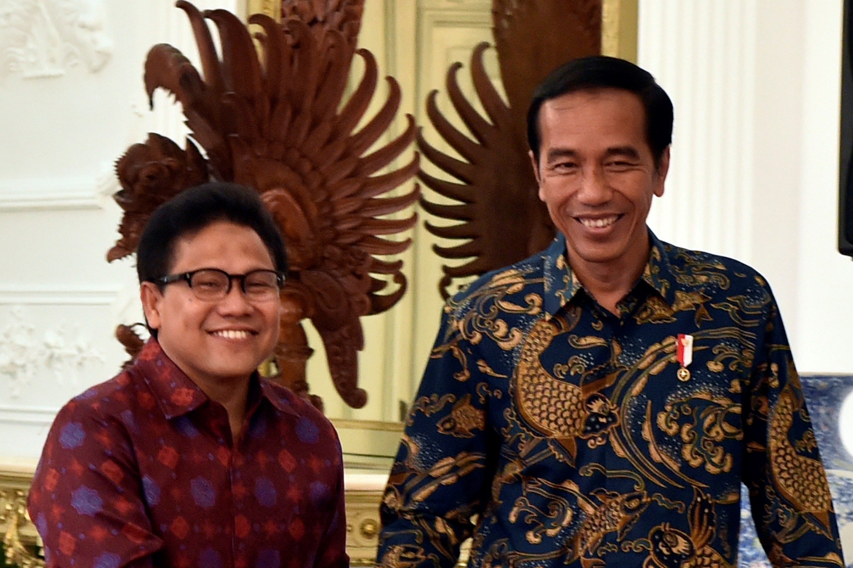 Presiden Joko Widodo (kanan) bersama dengan Ketua Umum Partai Kebangkitan Bangsa (PKB) Muhaimin Iskandar.