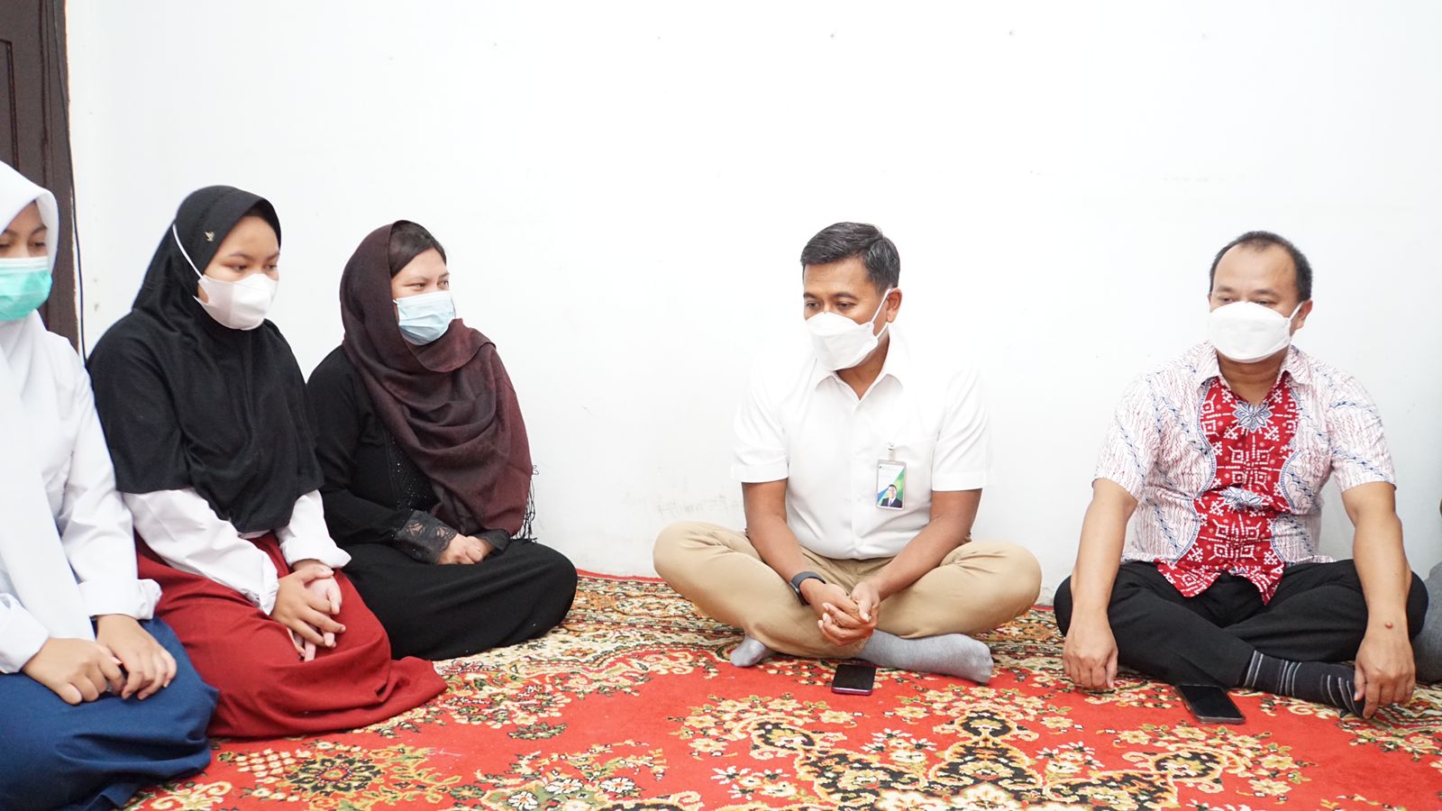 Dirut BPJAMSOSTEK Anggoro Eko Cahyo mengunjungi langsung rumah duka salah satu korban atas nama Billy Garibaldi di Bandung, Jumat (11/3).