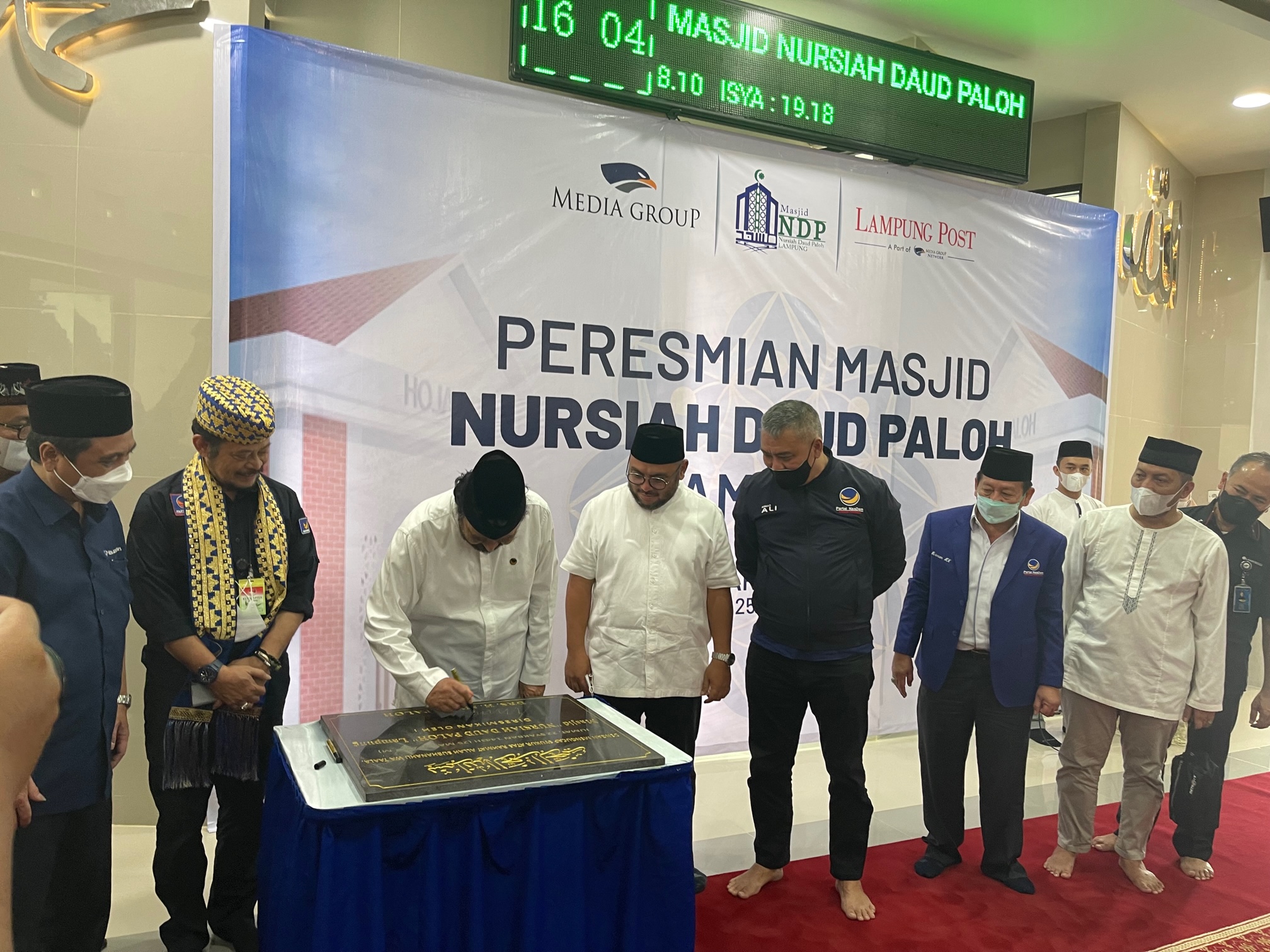 CHAIRMAN Media Group Surya Paloh (tiga kiri) meresmikan Masjid Daud Nursiah Paloh Lampung, Jumat (25/3).