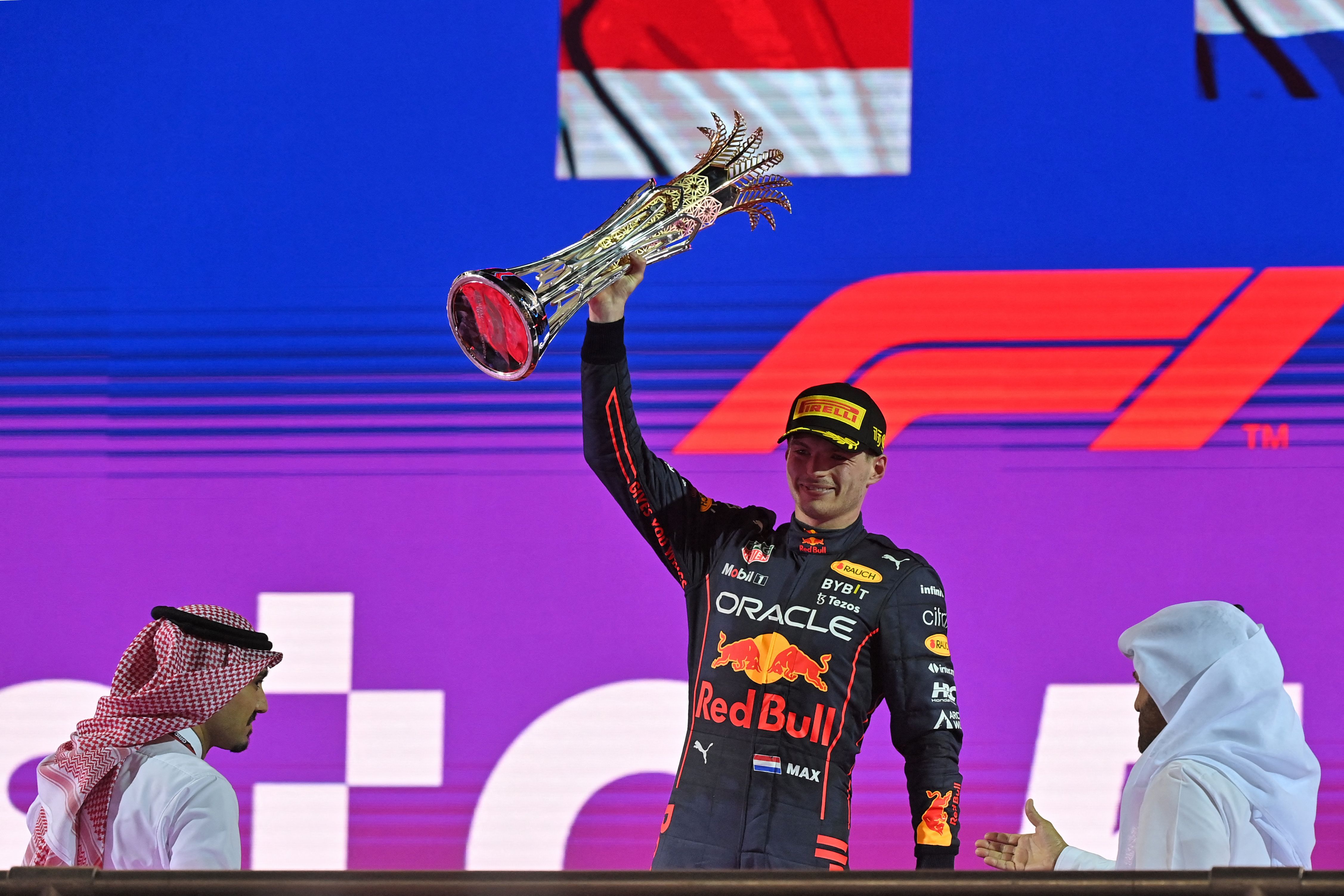 Pembalap Red Bull mengangkat trofi usai menjadi juara di GP Arab Saudi.