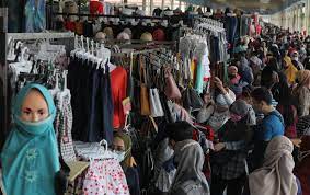 Pengunjung memadati Sky Bridge Pasar Tanah Abang, Jakarta, di masa pandemi covid-19. 