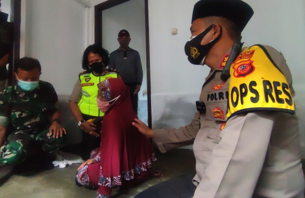 Kapolres Cimahi, AKBP Imron Ermawan menenangkan keluarga Haryana yang bahagia karena rumah yang sebelumnya terancam longsor sudah direlokasi