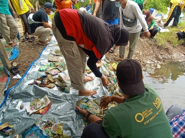 Sampah Plastik 10 Perusahaan Cemari Muara Sungai Wonorejo 