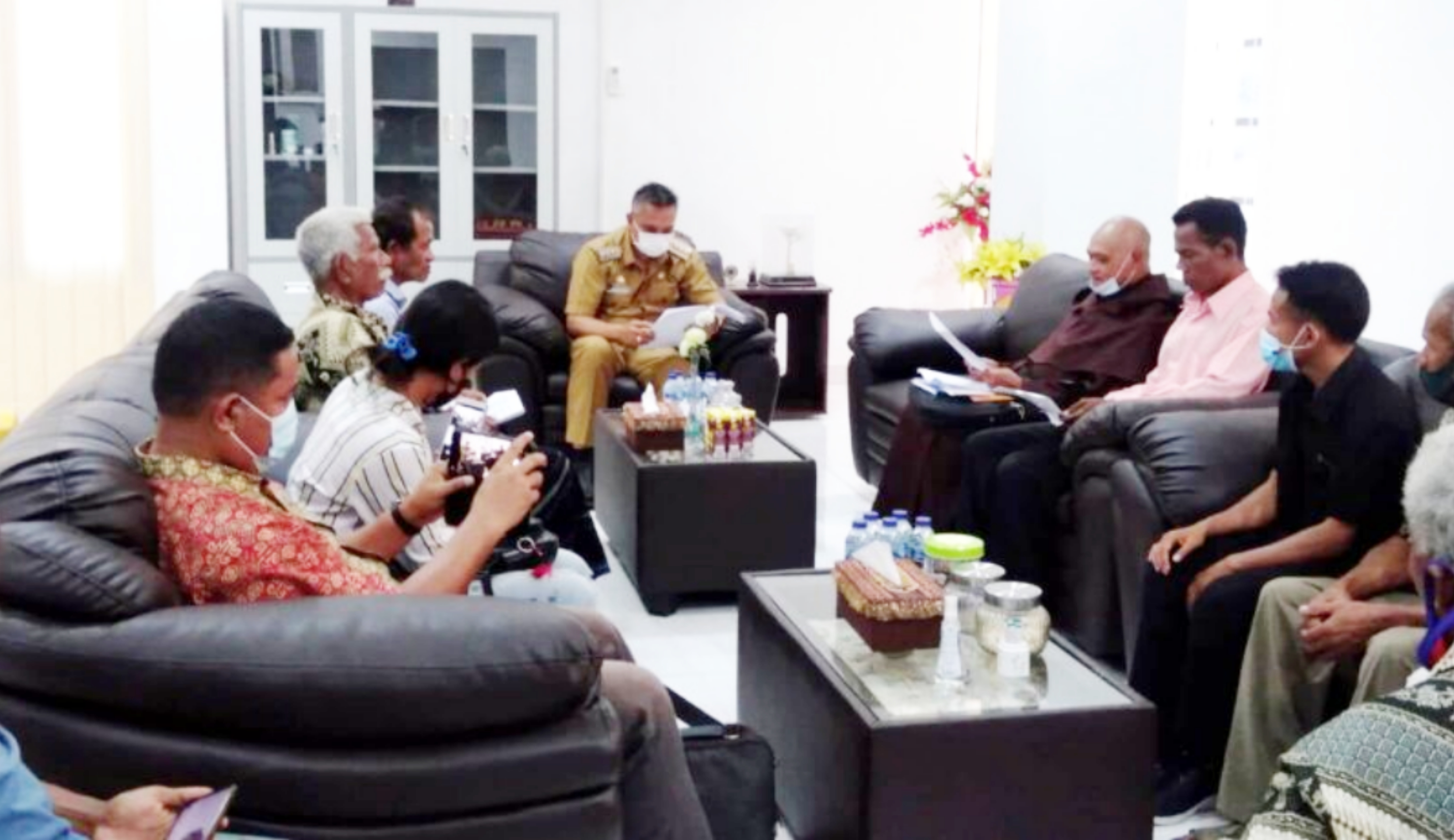 FORUM Pemerhati Desa Kecamatan Tanawawo mengadukan masalah transparansi penggunaan dana desa kepada Bupati Sikka Fransiskus Roberto Diogo.