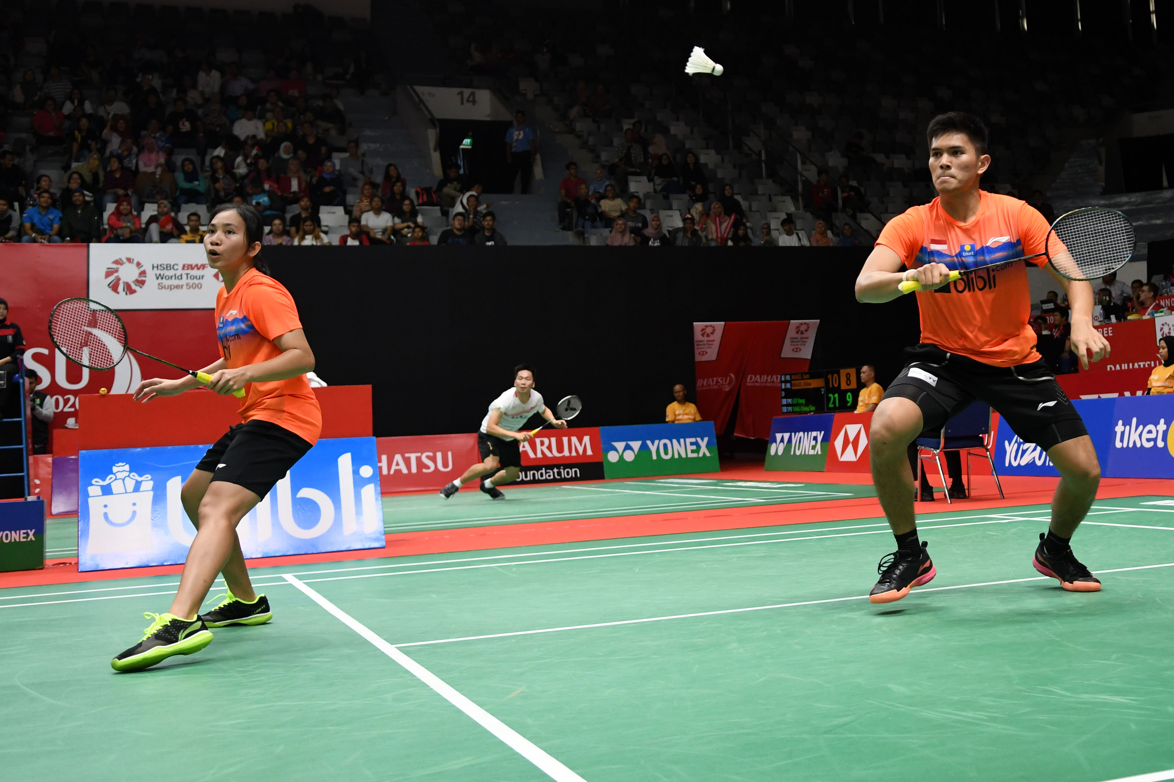 Ganda campuran Indonesia Adnan Maulana (kanan) disaksikan rekannya Mychelle Crhystine Bandaso