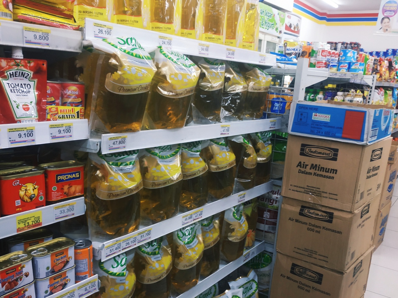 Toko modern di Bantul, DIY kembali menjual minyak goreng kemasan, Sabtu (19/3/2022)