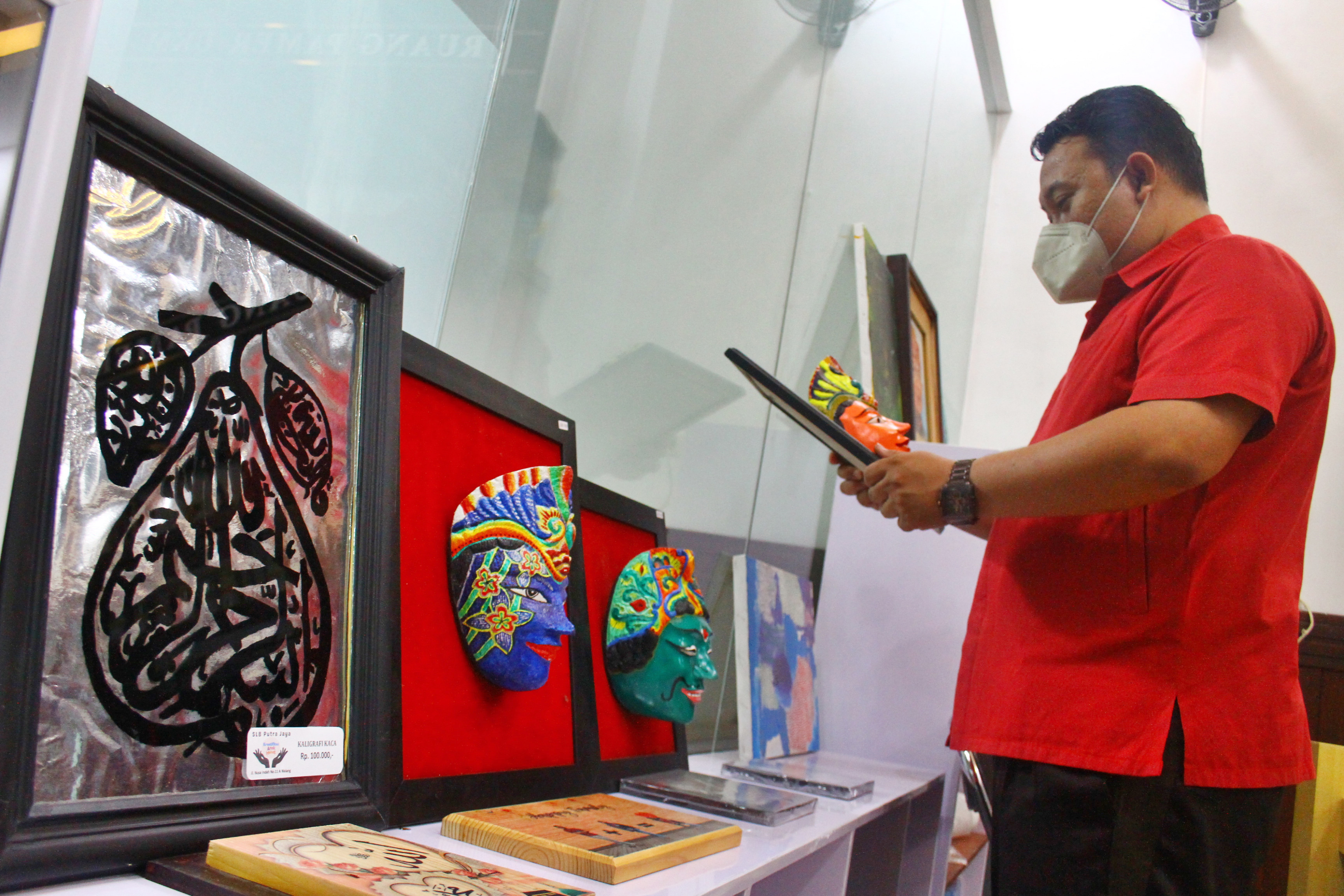 OJOK UMKM: Pengunjung melihat produk kerajinan yang dipajang di etalase ruangan Pojok UMKM Penyandang Disabilitas di Malang, Jatim