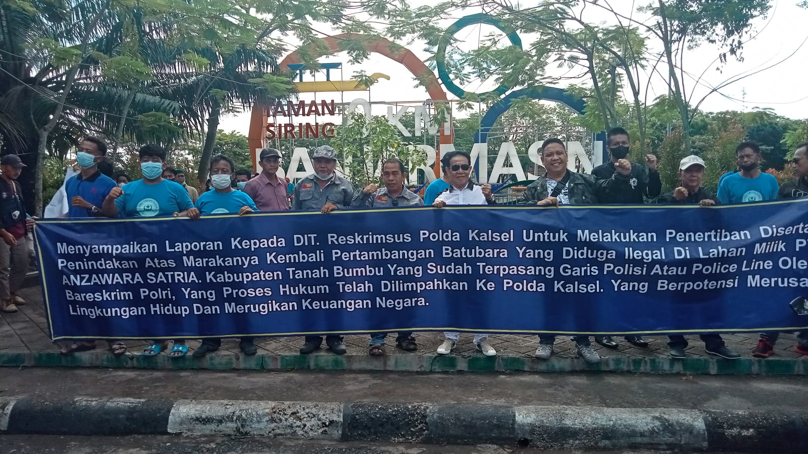 Massa Geruduk Polda Kalsel, Tuntut Tangkap Tambang Ilegal