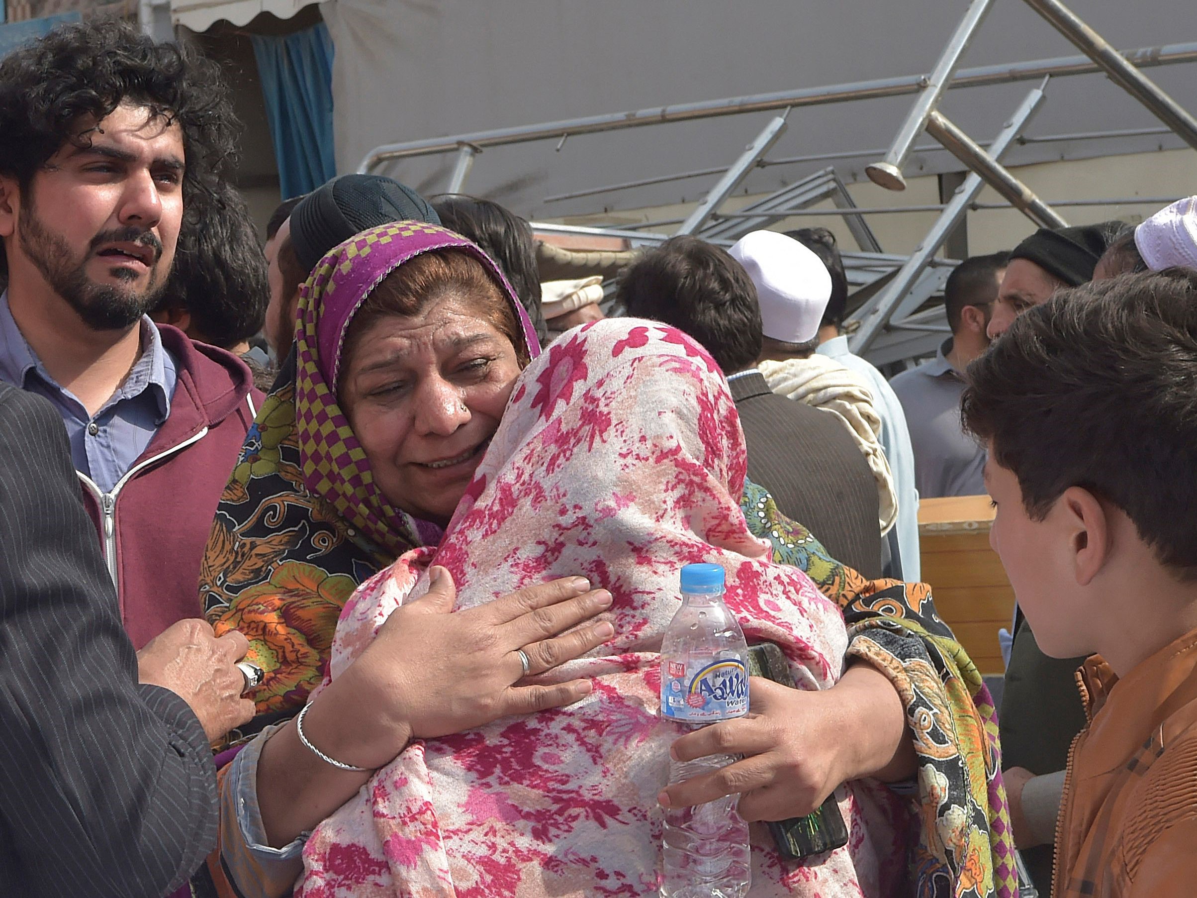 Warga berduka atas kematian kerabat mereka di luar rumah sakit menyusul ledakan bom di suatu masjid, Peshawar, 4 Maret 2022.